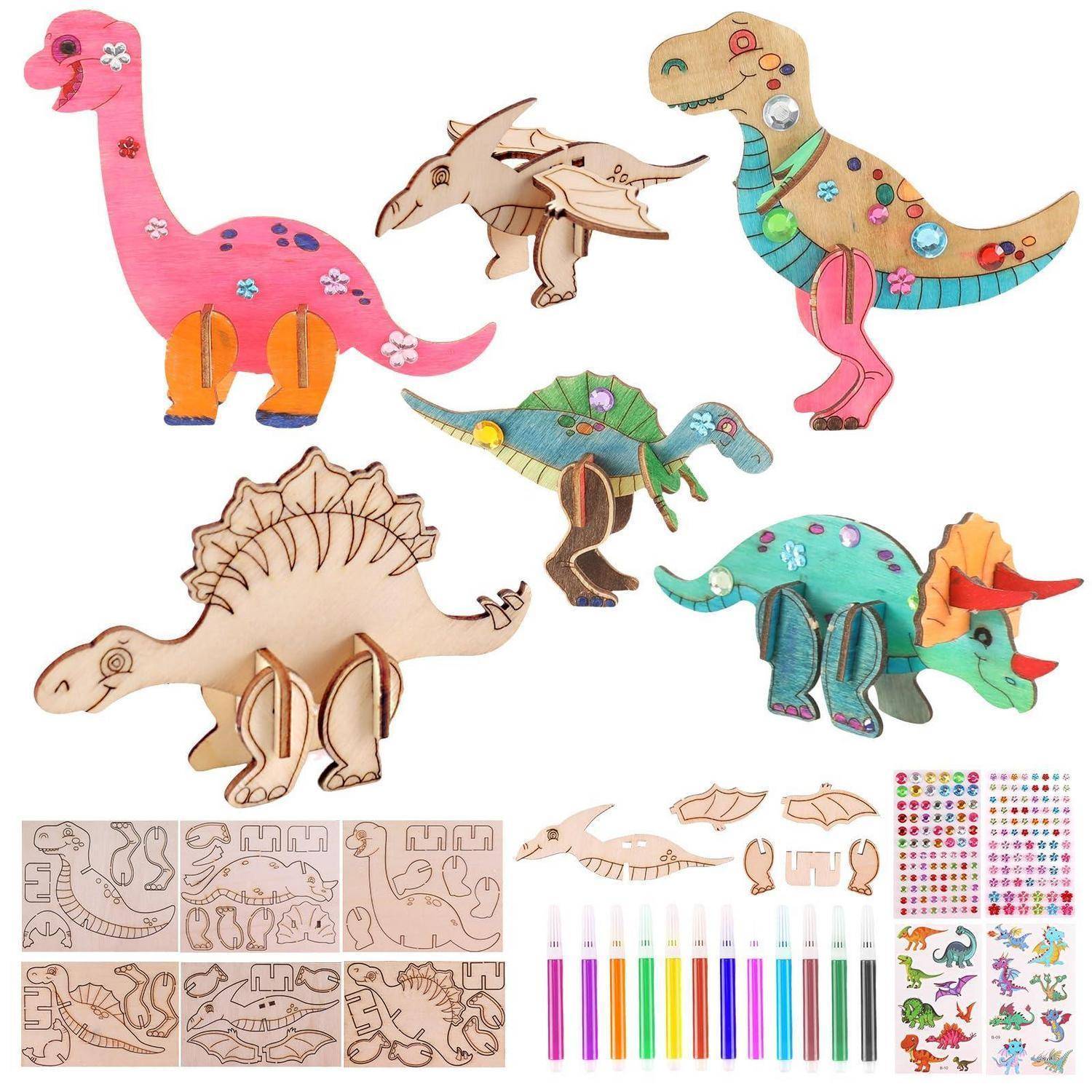 Sortiertes Holz-Dinosaurier-Bastelset mit sechs bemalten 3D-Dinosauriermodellen und illustrierten Holzteilen, Malstiften und Aufklebersheets zum Zusammenbauen und Verzieren.