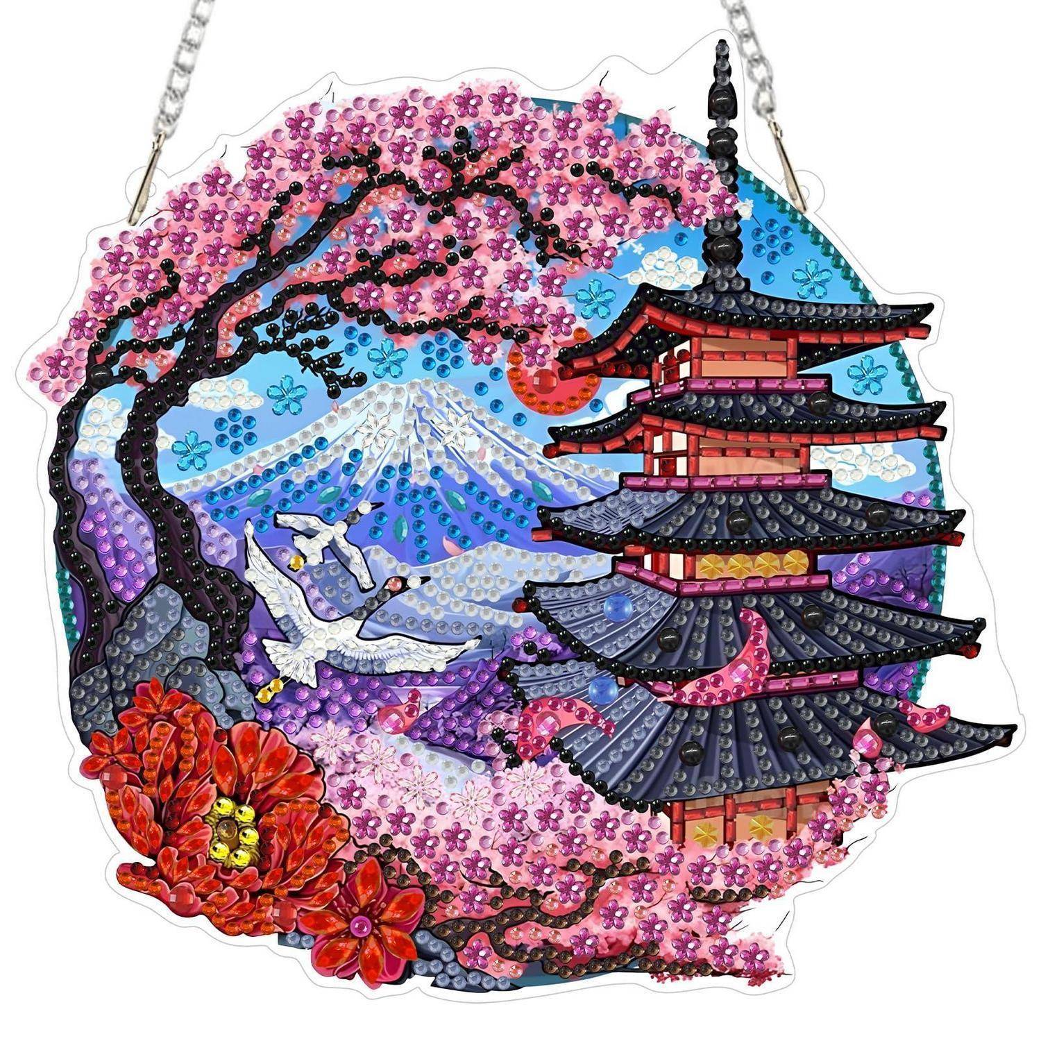 Dekoratives Hängeornament, das eine Pagode mit Kirschblüten, den Berg Fuji und Vögel in einer farbenfrohen japanischen Landschaft zeigt.