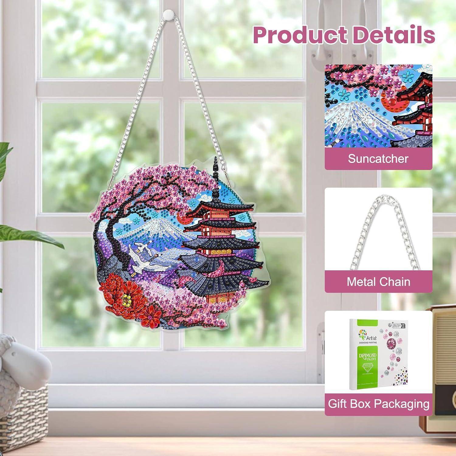 Produktdetailbild zeigt einen farbenfrohen Pagoden- und Blumen-Sonnenfänger, der in einem Fenster hängt, mit Metallkette und Geschenkbox-Verpackung in Seitenpanelen dargestellt.