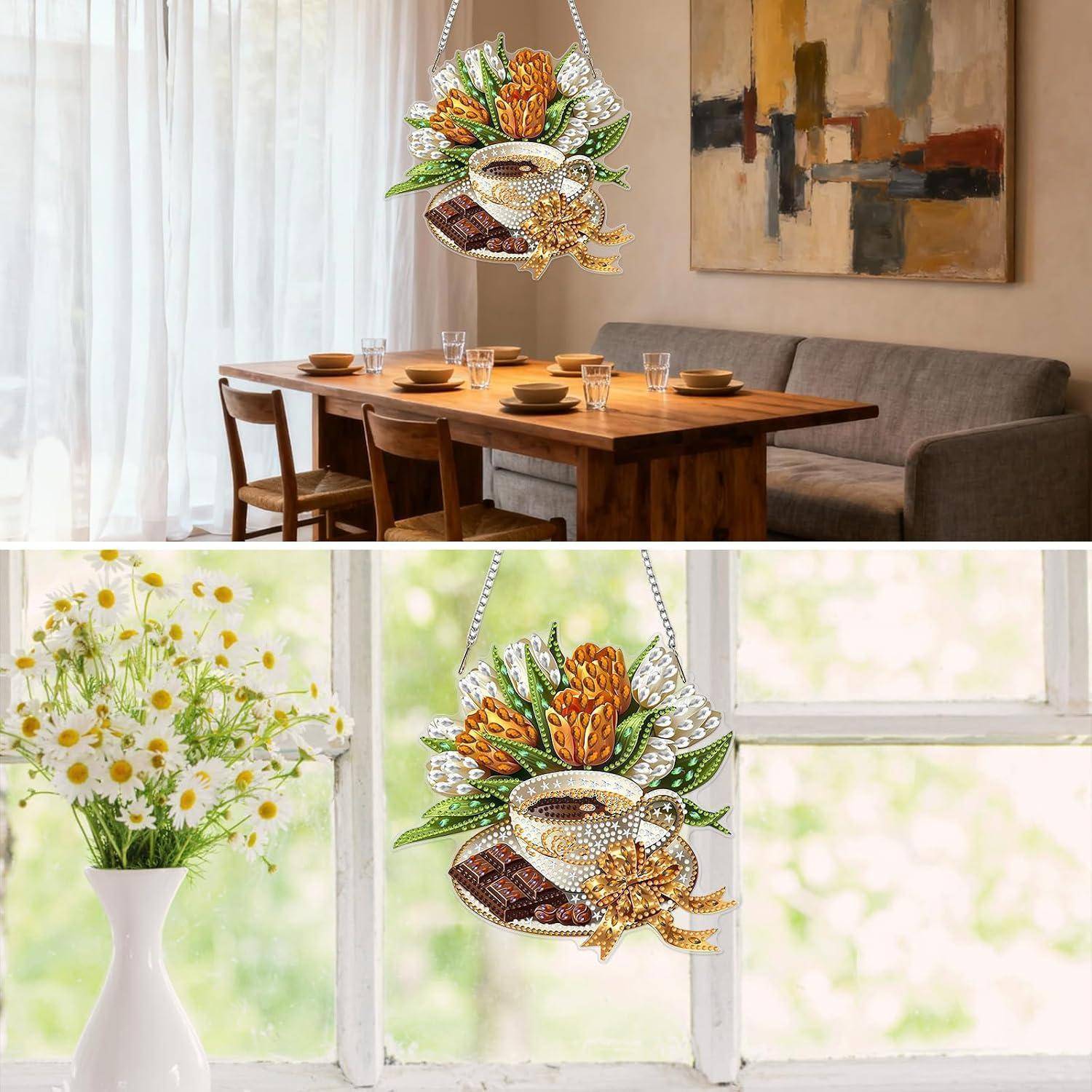 Dekoratives Perlenbehang-Ornament mit floralen und Kaffee-Motiven, das in einem Esszimmer und am Fenster ausgestellt ist und als Wohndekor-Akzent gezeigt wird.
