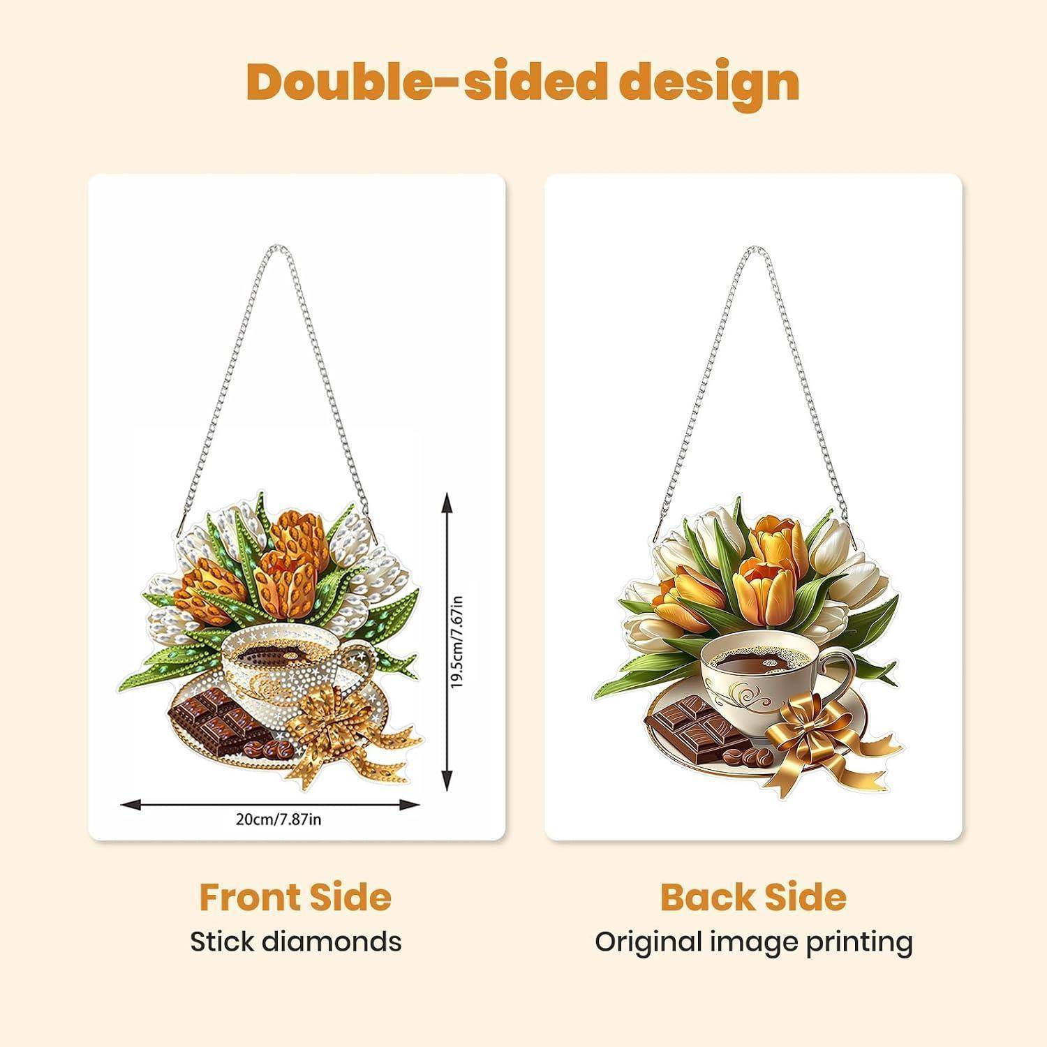 Produktvergleichsgrafik mit beidseitigem Hängedesign: Vorderseite mit Steckkristallen und Rückseite mit Originalbilddruck, illustriert mit Blumen, Teetasse und Schokolade.