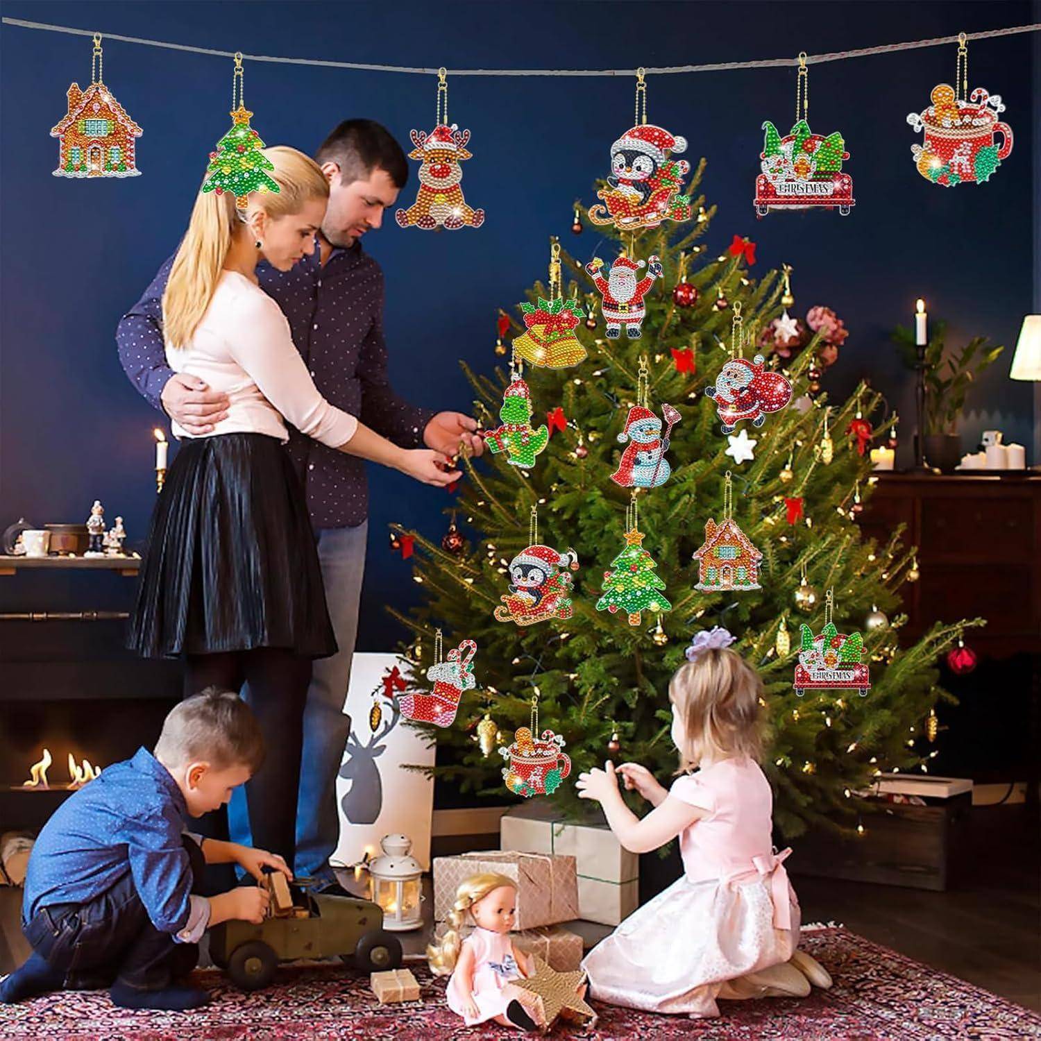 Familie schmückt einen Weihnachtsbaum mit Ornamenten, während zwei Kinder in der Nähe mit Spielzeugfahrzeugen und Puppen in einem gemütlichen Wohnzimmer spielen.