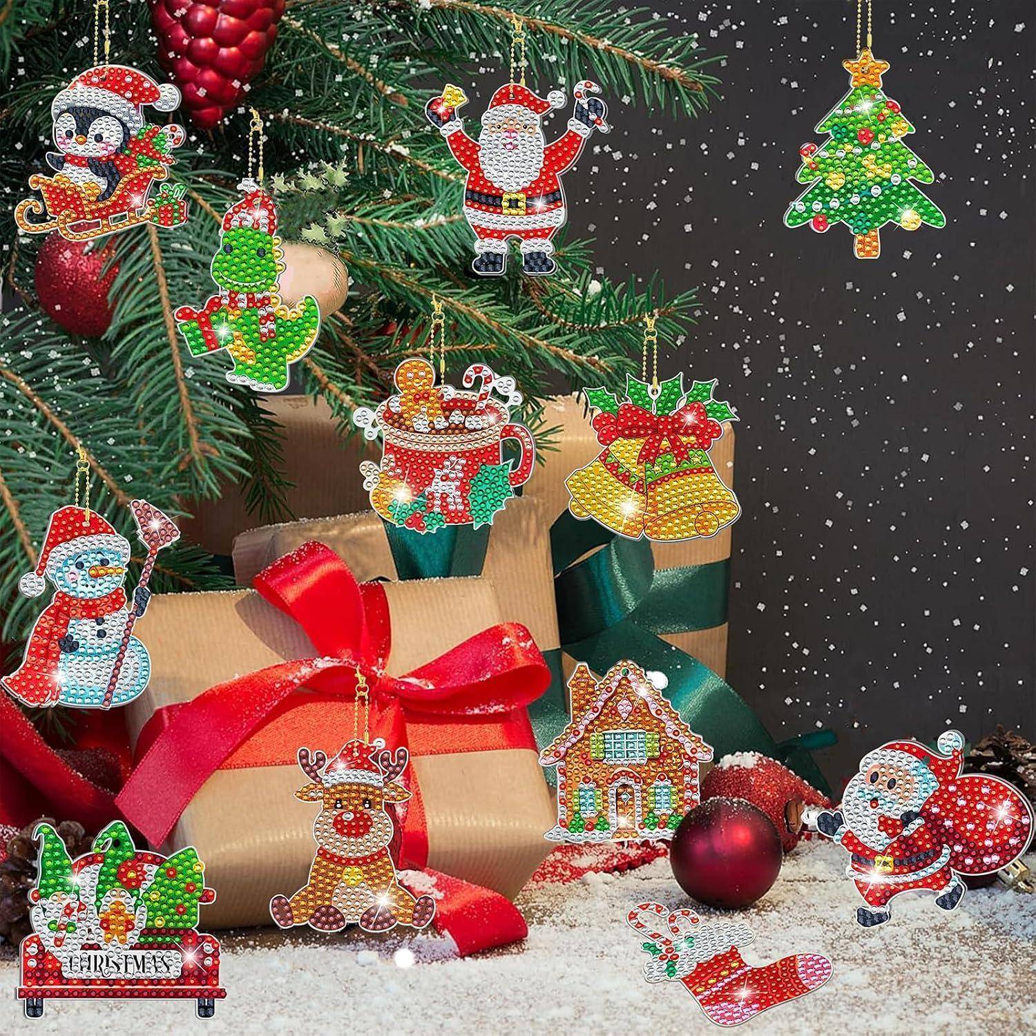 Weihnachtsszene mit glitzernden hängenden Christbaumkugeln an einem Baum über eingepackten Geschenken, eine rote Schleife, Christbaumkugeln und Santa- und Schneemann-Dekorationen in künstlichem Schnee.