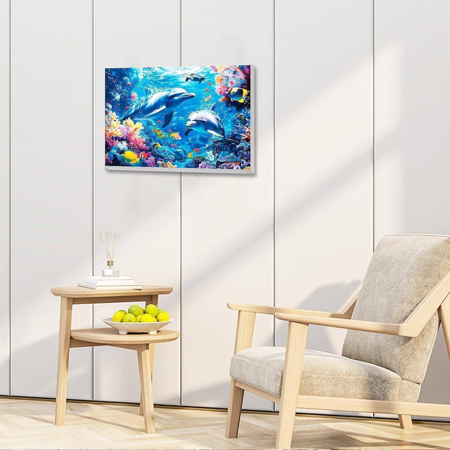 Modernes Wohnzimmer mit einem beigen Sessel, Beistelltisch mit Obst und Deko, und einem an der Wand montierten, farbenfrohen Unterwasser-Delfin-Gemälde.