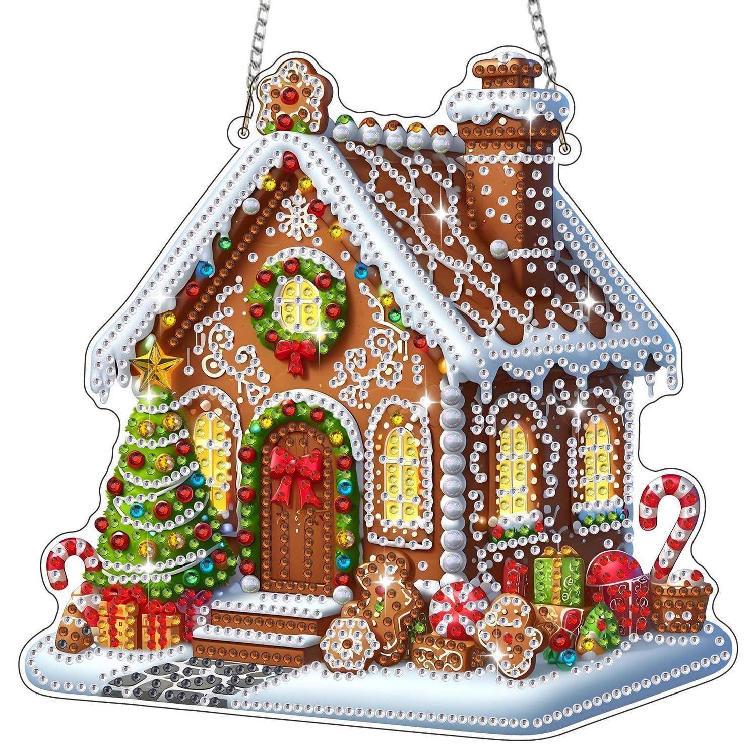 Dekorativer Lebkuchenhaus-Schmuck mit Süßigkeitsdetails, ein Weihnachtsbaum, Geschenke und ein Zuckerstange auf einer verschneiten Basis.