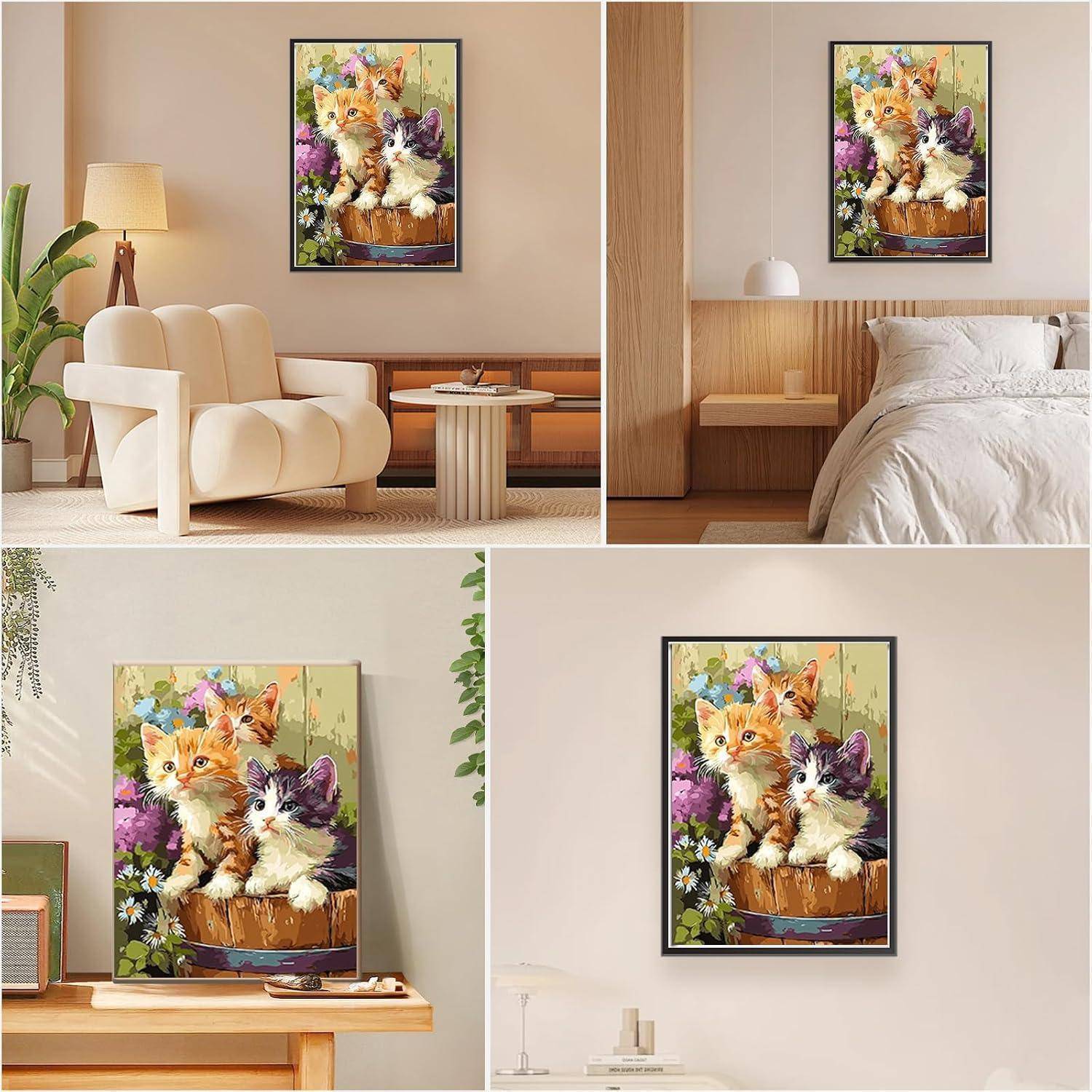 Collage aus gerahmten Katzenkunstwerken, die in einem Wohnzimmer, Schlafzimmer und auf einem Schreibtisch ausgestellt sind und zeigen, wie der Druck in verschiedenen Inneneinrichtungsumgebungen aussieht.