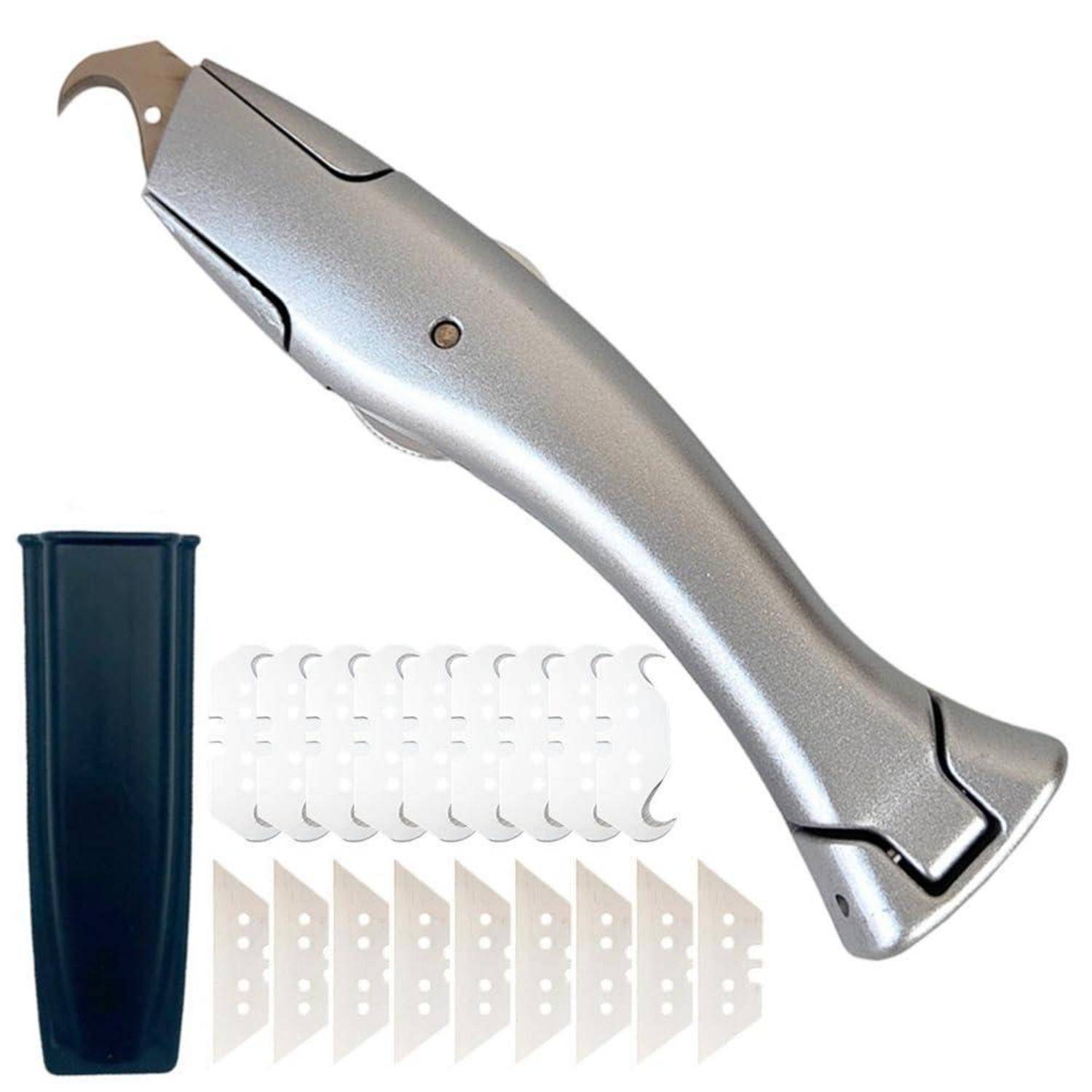 Silberner automatischer Cuttermesser mit Klingenschutz, Ersatzklingen und schwarzer Kunststoffscheide auf weißem Hintergrund.