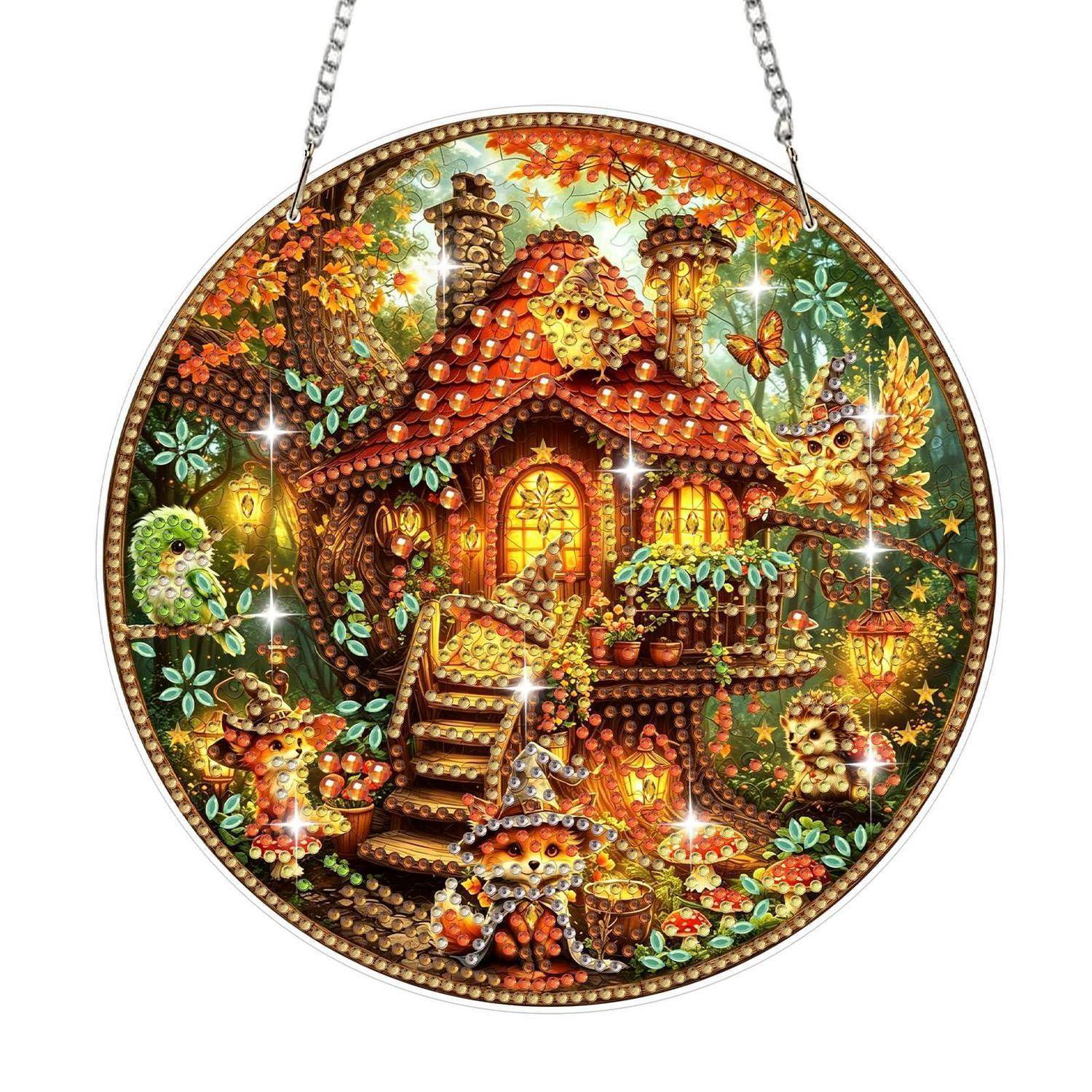 Ein rundes Hängeschmuck zeigt ein leuchtendes Pilzhaus in einem Herbstwald, umgeben von Eulen, Schmetterlingen und Laternen.