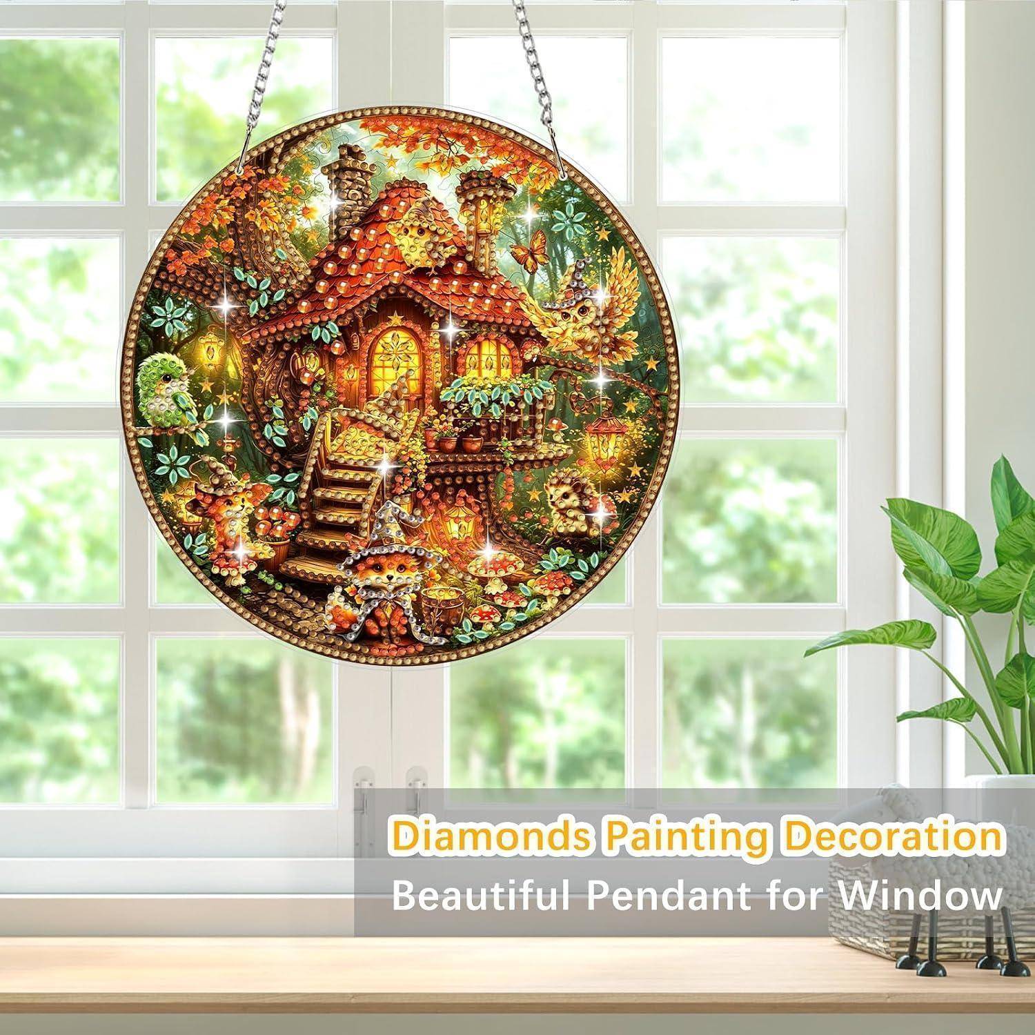 Rundes Diamant-Malerei-Anhänger eines leuchtenden Märchen-Häuschens, das in einem Fenster hängt; Text lautet „Diamonds Painting Decoration" und „Beautiful Pendant for Window"".