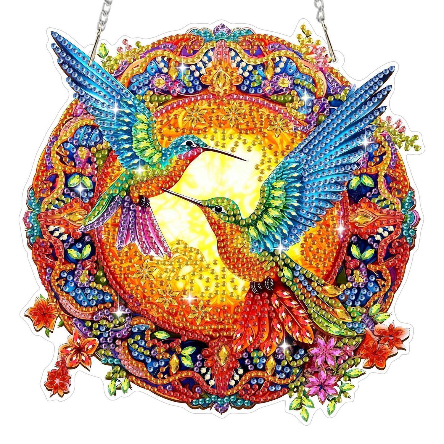 Farbenfroher verzierter Kolibri-Anhänger mit zwei Vögeln, die sich in einem kunstvollen blumigen Rahmen zugewandt gegenüberstehen, an einer Kette befestigt.