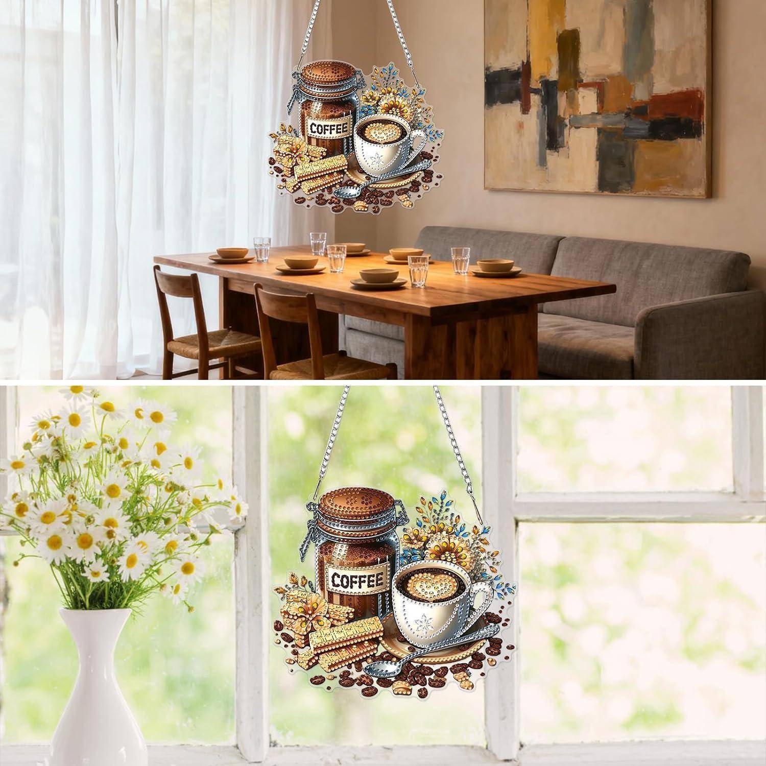 Collage mit einer kaffeegestalteten Hängdekoration mit einem Glas und einer Tasse mit der Aufschrift 