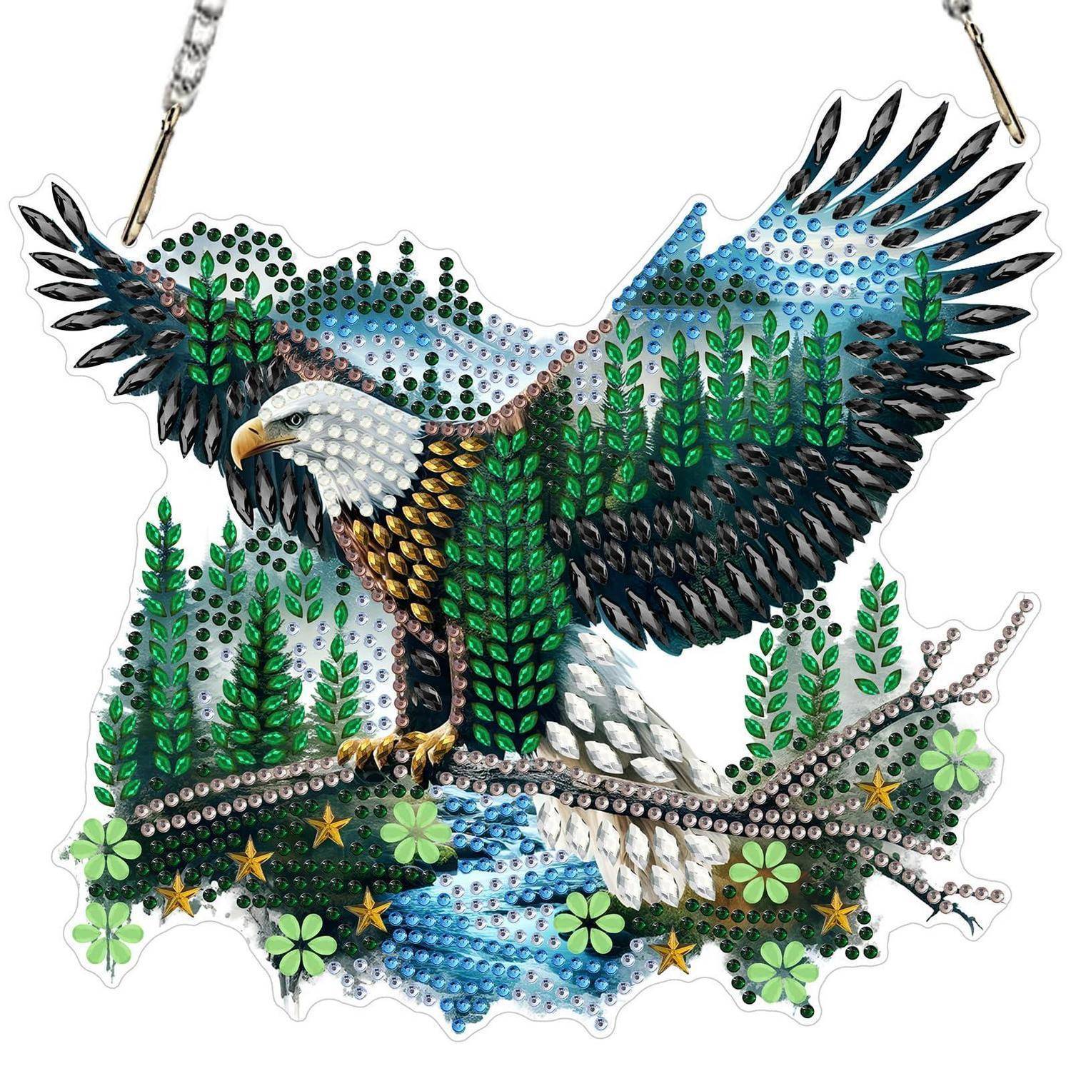 Perlen-Adler-Ornament mit ausgebreiteten Flügeln auf einem Ast sitzend, verziert mit grünen Blättern, Sternen und Details eines blauen Himmels.