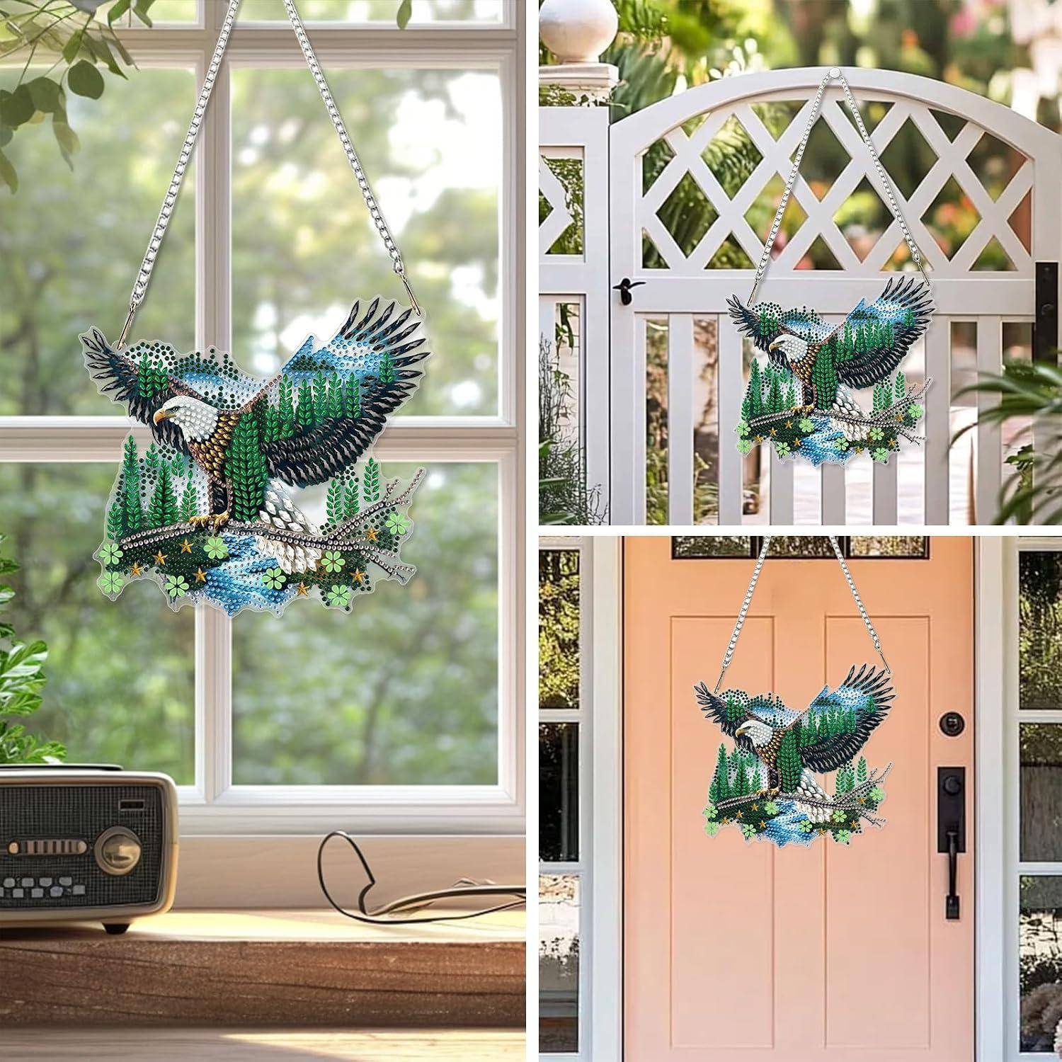 Perlenbesetzter Kolibri und florale Hängekoration, die drinnen an einem Fenster und draußen an einem Veranden­tor und einer Haustür angebracht ist.