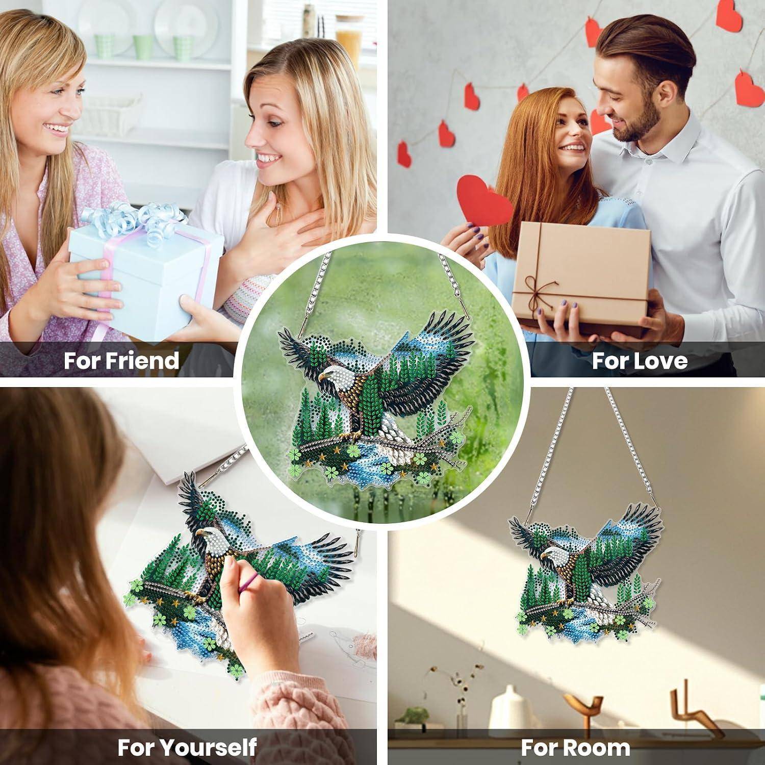 Collage mit einer Vogel-Anhänger-Halskette, gestylt für „Für Freunde", „Für Liebe"", „Für Dich selbst"" und „Für Dein Zimmer"".