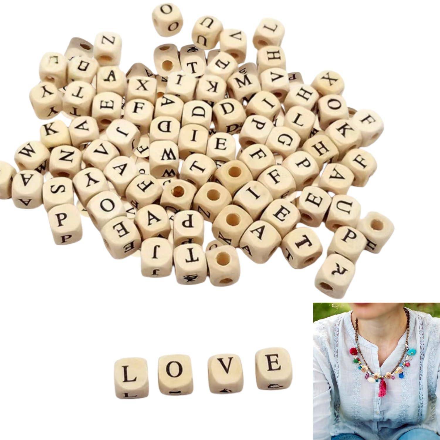 Haufen von cremefarbenen Alphabet-Perlen und das Wort „LOVE