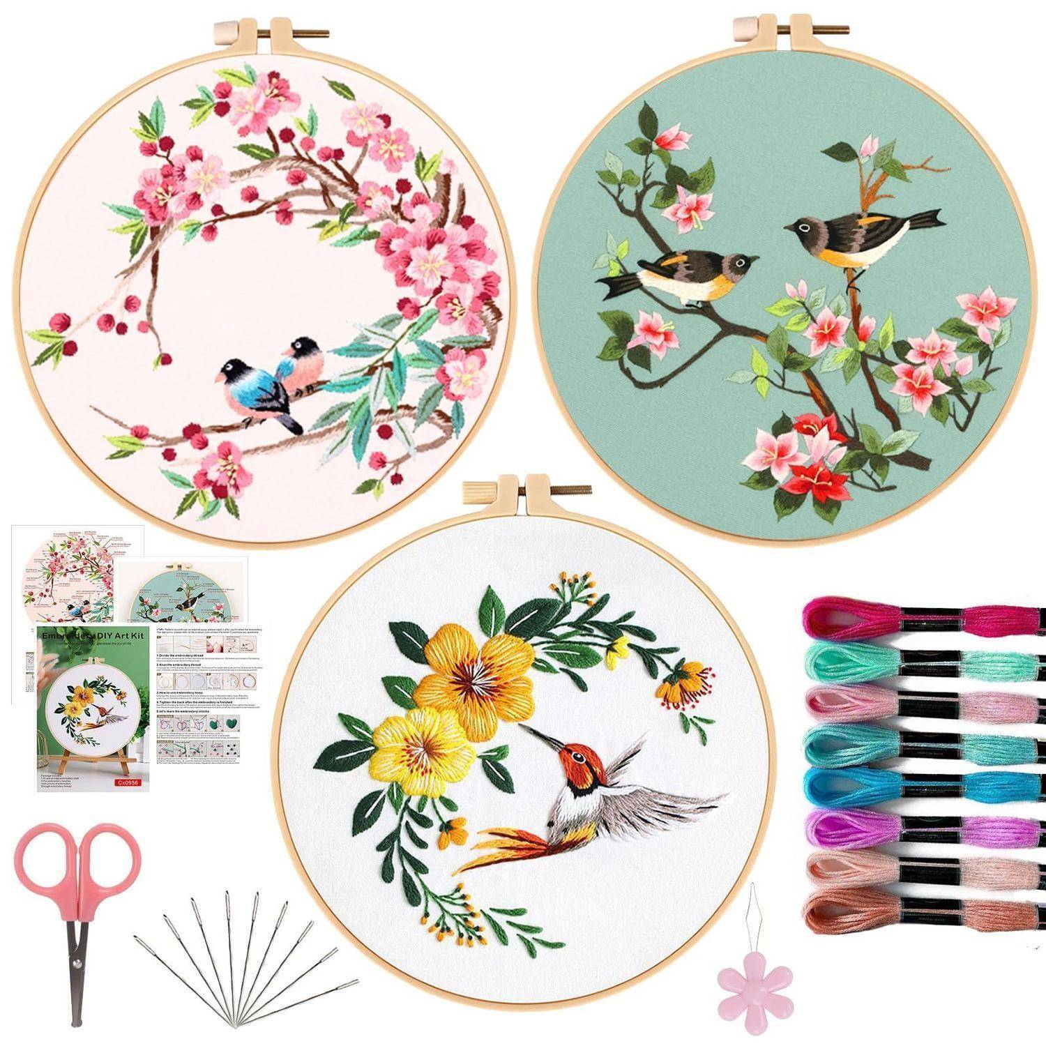 Stickerei-Set-Vorschau mit drei floralen Vogel-Reifen-Designs, plus enthaltene Schere, Nadeln, Fadensorten und Anleitusmuster.