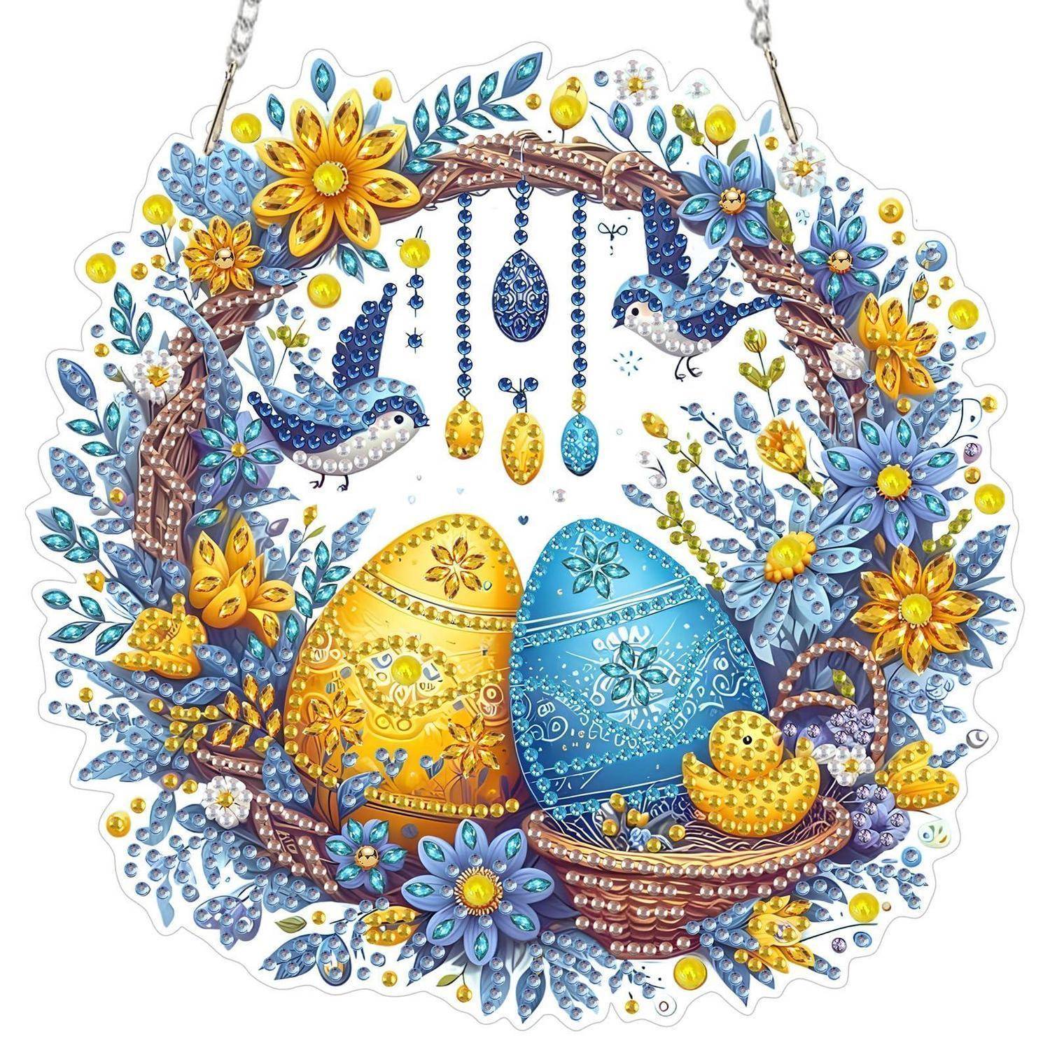 Dekorativser Osterkranz mit zwei verzierten Eiern und einem Vogelnest, umgeben von blauen und gelben Blumen, Blättern und hängenden Ornamenten.