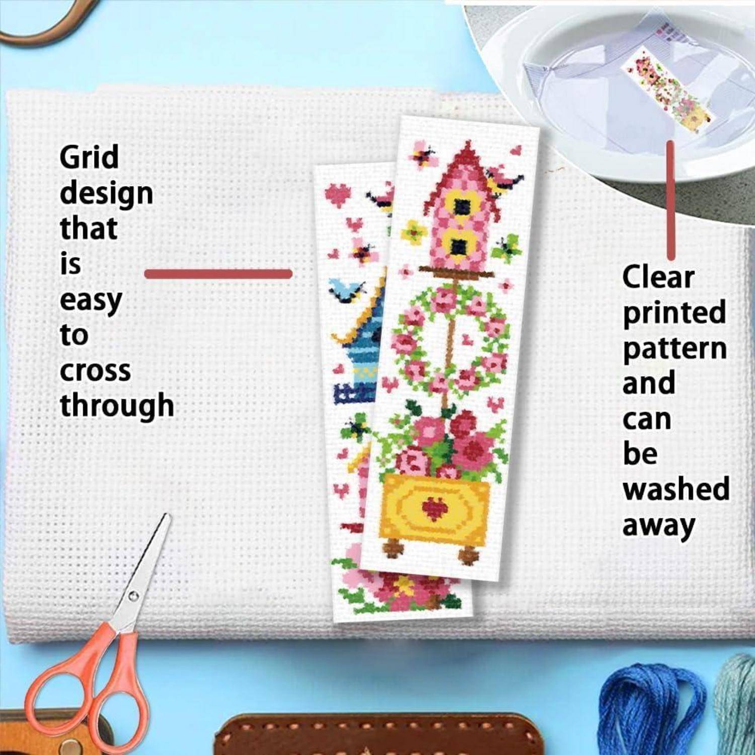 Werbebild von Stoff mit Gitternetzwerk für Kreuzstich und blumigen bestickten Designs, mit Text, das besagt, dass es leicht zu durchstechen ist und das gedruckte Muster verschwindet beim Waschen.