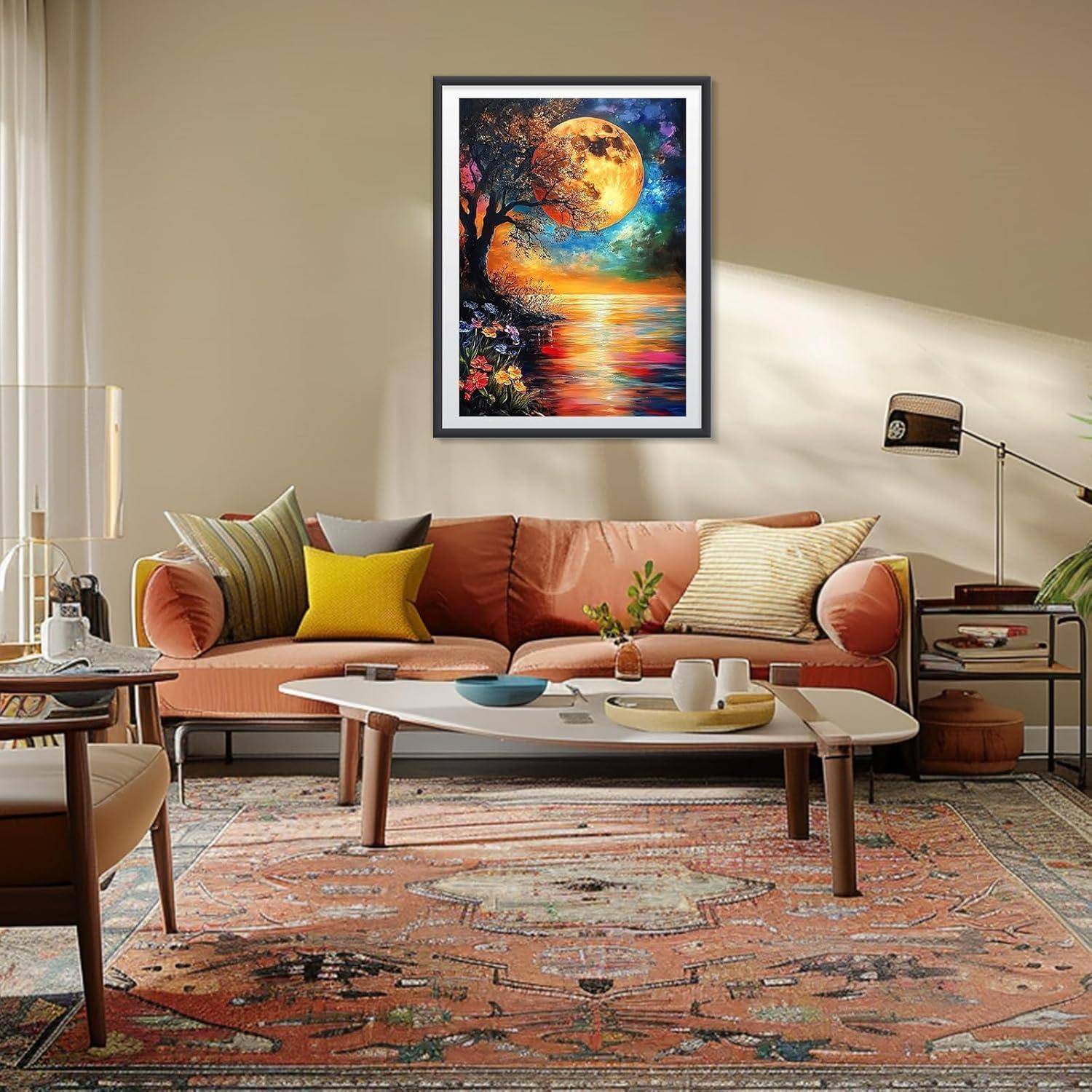 Modernes Wohnzimmer mit einem Korallensofa, Couchtisch, gemustertem Teppich, Stehleuchte und einem farbenfrohen Mondlicht-Landschaftsgemälde an der Wand.