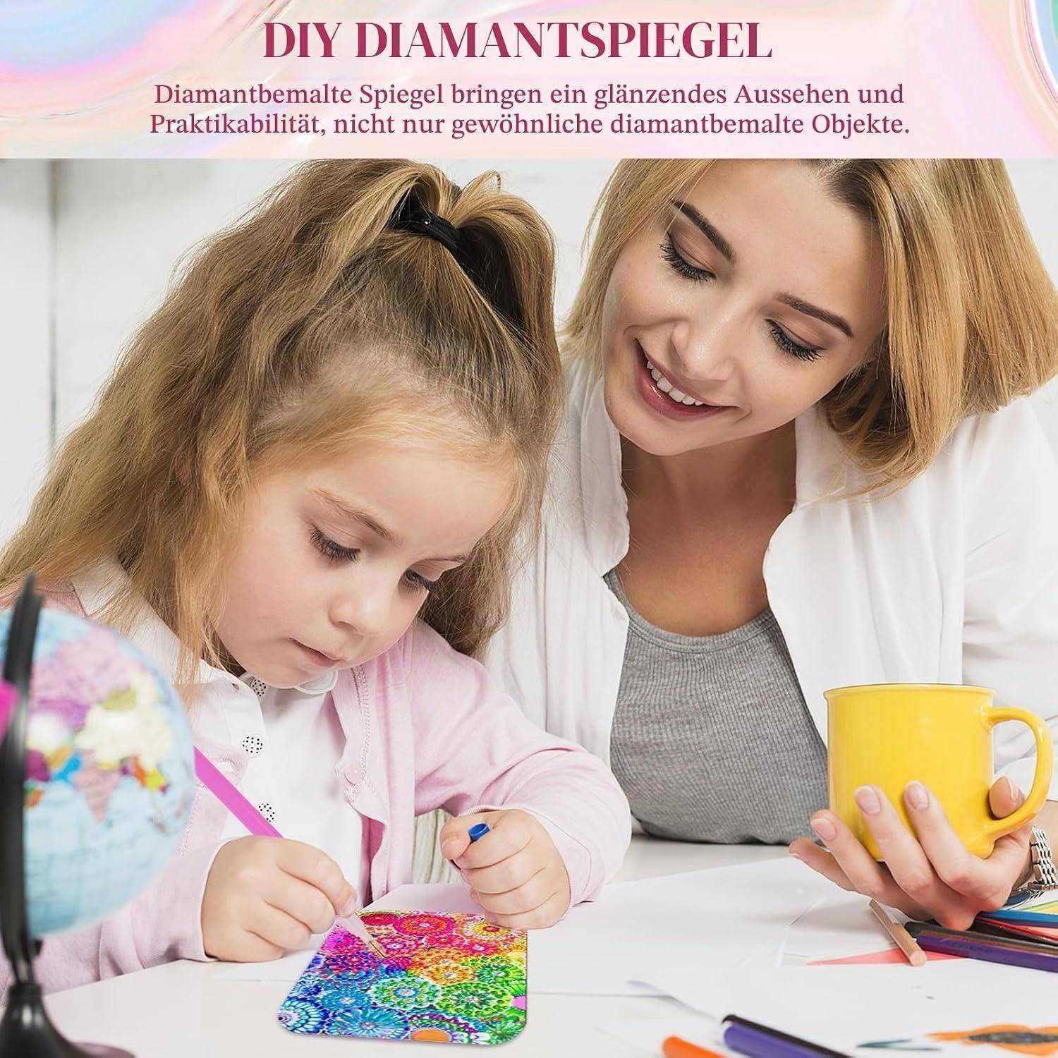 Mutter und Tochter bemalen einen bunten DIY-Diamantenspiegel-Bastelkram an einem Tisch; Bannertexт heißt „DIY DIAMANTSPIEGEL