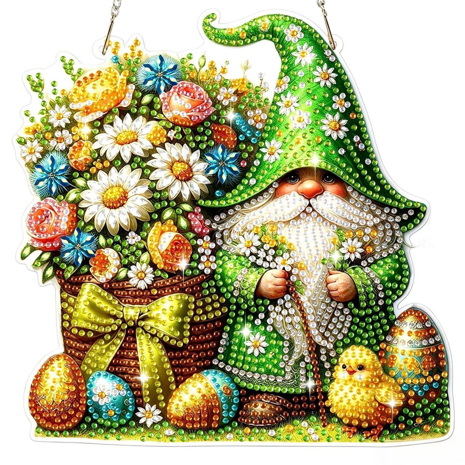 Glitzernde Ostergnom-Figur, die einen Blumenkorb hält, mit dekorierten Eiern und einem Küken neben ihm.