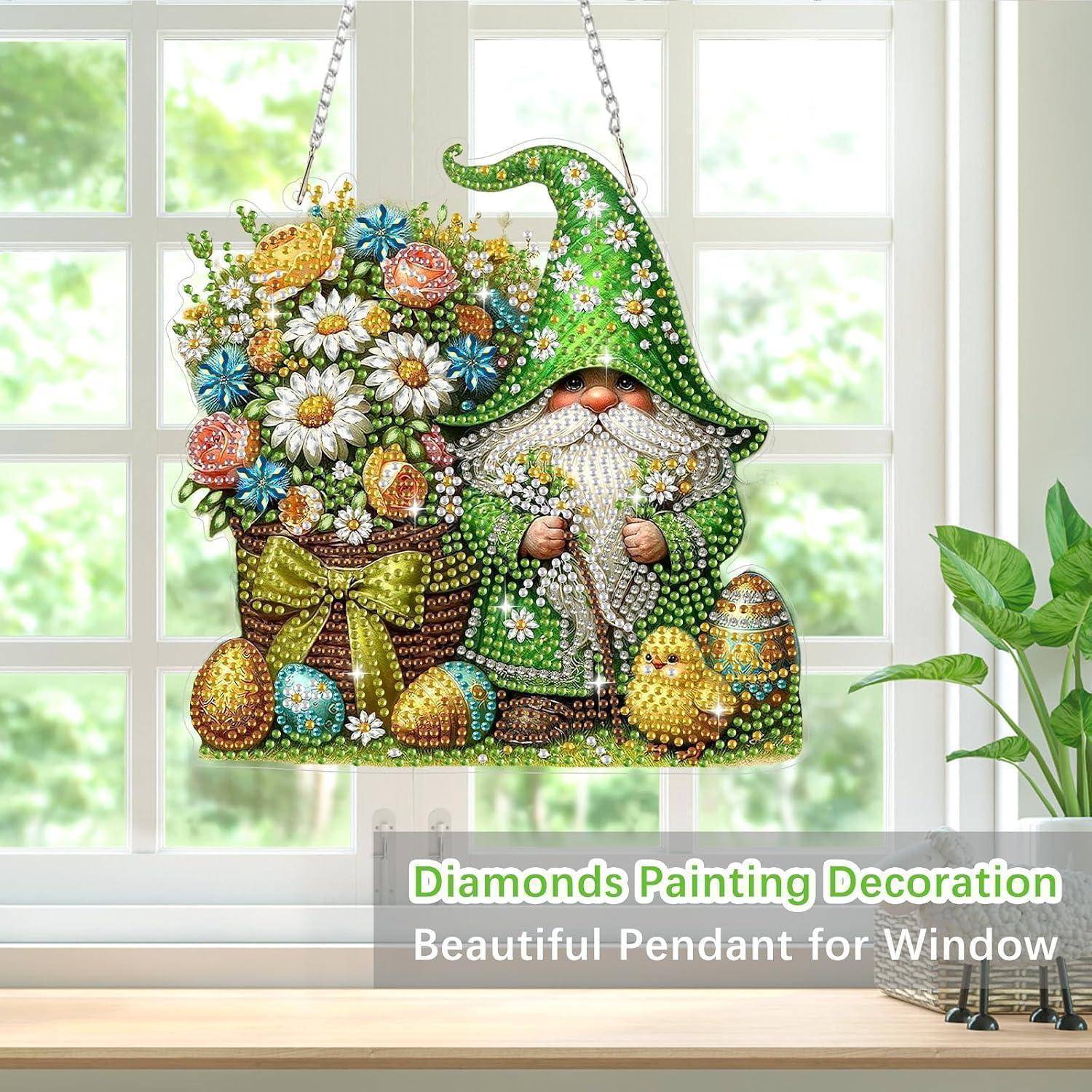 Dekoratives Fensteranhänger in Form eines Gartenzwergs, der Blumen und Ostereier hält, gezeigt hängend vor einem hellen Fenster mit dem Text „Diamonds Painting Decoration