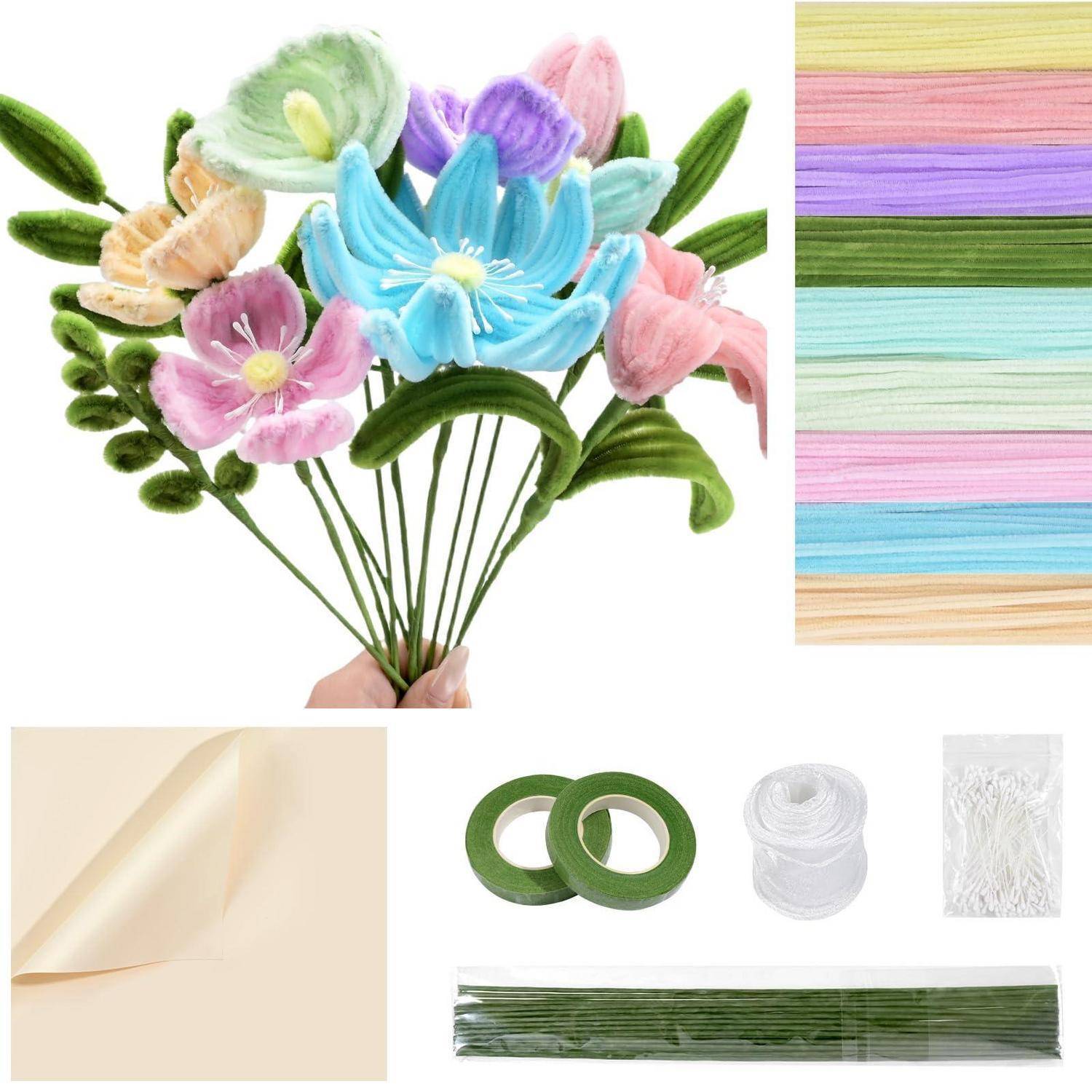 Handgefertigter mehrfarbiger Blumenstrauß und Materialien, zeigt fertige Blüten mit Blumendraht, Draht, weißem Faden und bandähnlichen Streifen.