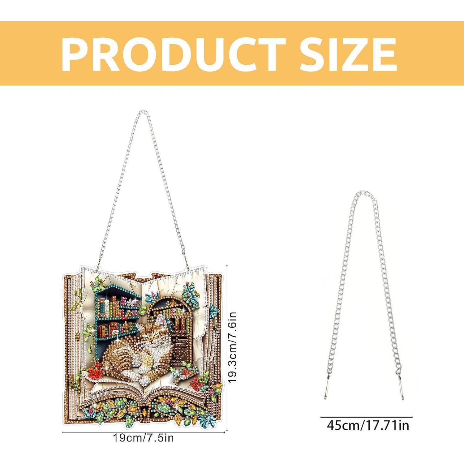 Produktgrößendiagramm, das eine quadratische hängende Dekortasche mit einer Größe von 19 cm x 19,3 cm und einem 45 cm langen Kettengurt zeigt.