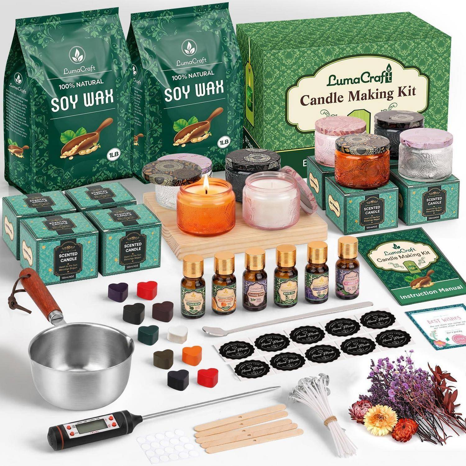 LumaCraft Kerzenherstellungs-Set mit Soja-Wachs-Beuteln, duftenden Kerzenglasern, Werkzeugen, Dochten, Farbstoffen, Düften, Etiketten und Blumen auf weißem Hintergrund angeordnet.