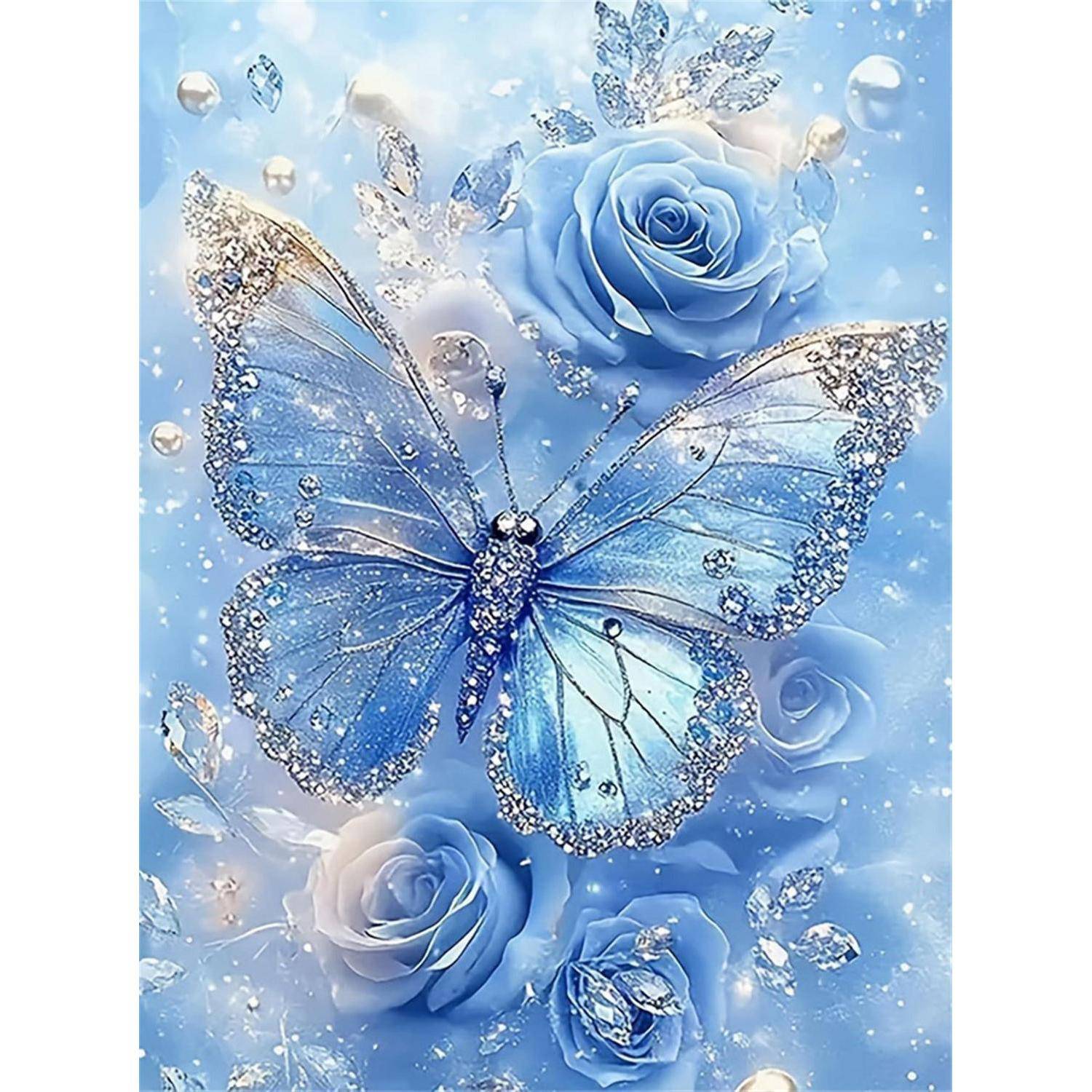 Blauer Schmetterling mit geschmückten Flügeln in der Mitte von hellblauen Rosen und Kristallen auf hellblauem Hintergrund