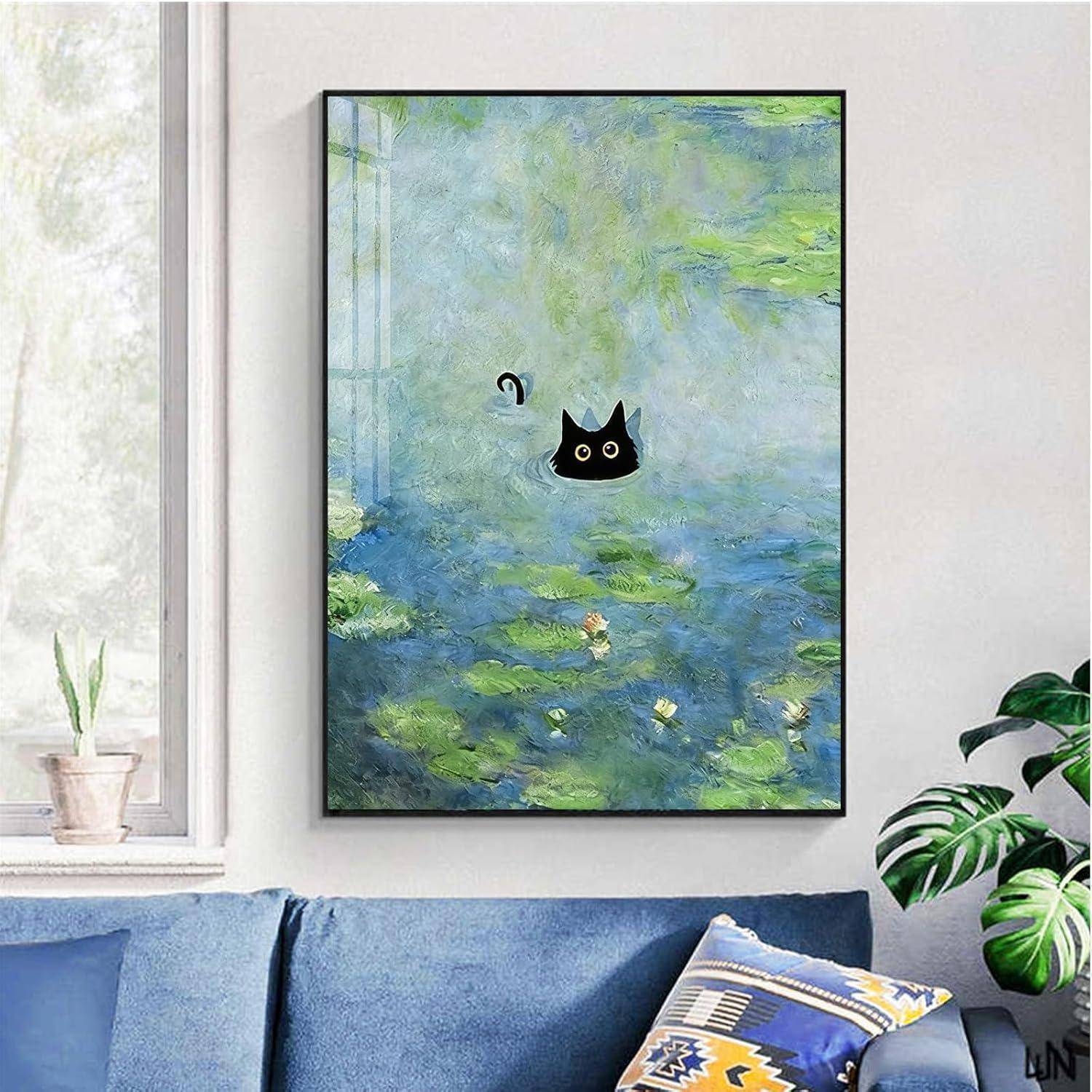 Gerahmtes Gemälde einer schwarzen Katze, die aus blaugrünem Wasser lugt, über einem blauen Sofa in einem hellen Wohnzimmer angebracht.