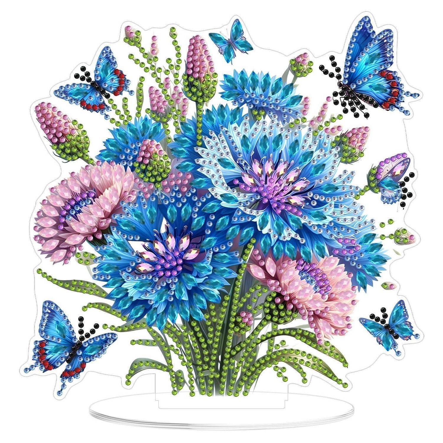 Ein farbenfroher Blumenstrauß aus blauen und rosa Blüten in einer klaren vasenähnlichen Halterung, umgeben von Schmetterlingen und grünen Stielen.
