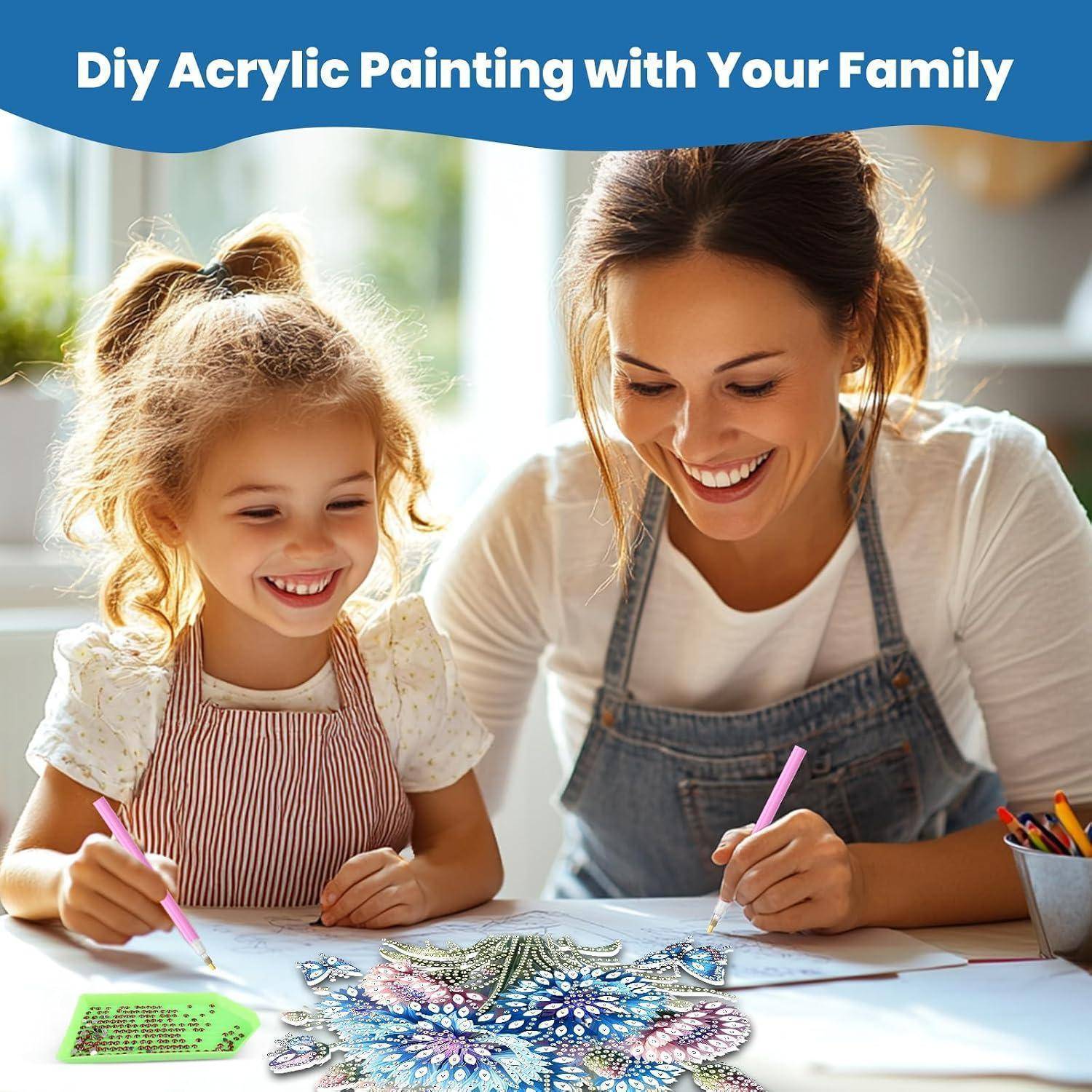 Lächelnde Mutter und kleine Tochter malen zusammen ein farbenfohes Acryldesign an einem Tisch, mit der Überschrift "DIY-Acrylmalerei mit Ihrer Familie"".