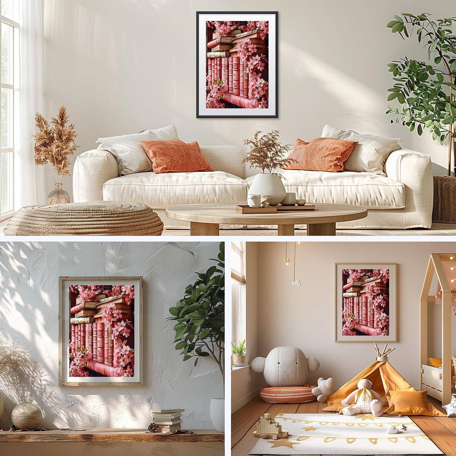 Collage eines gemütlichen, hell getönten Wohnzimmers und zwei stilvolle Raumansichten mit einem gerahmten rosafarbenen, floralen, buchthematischen Druck an der Wand.