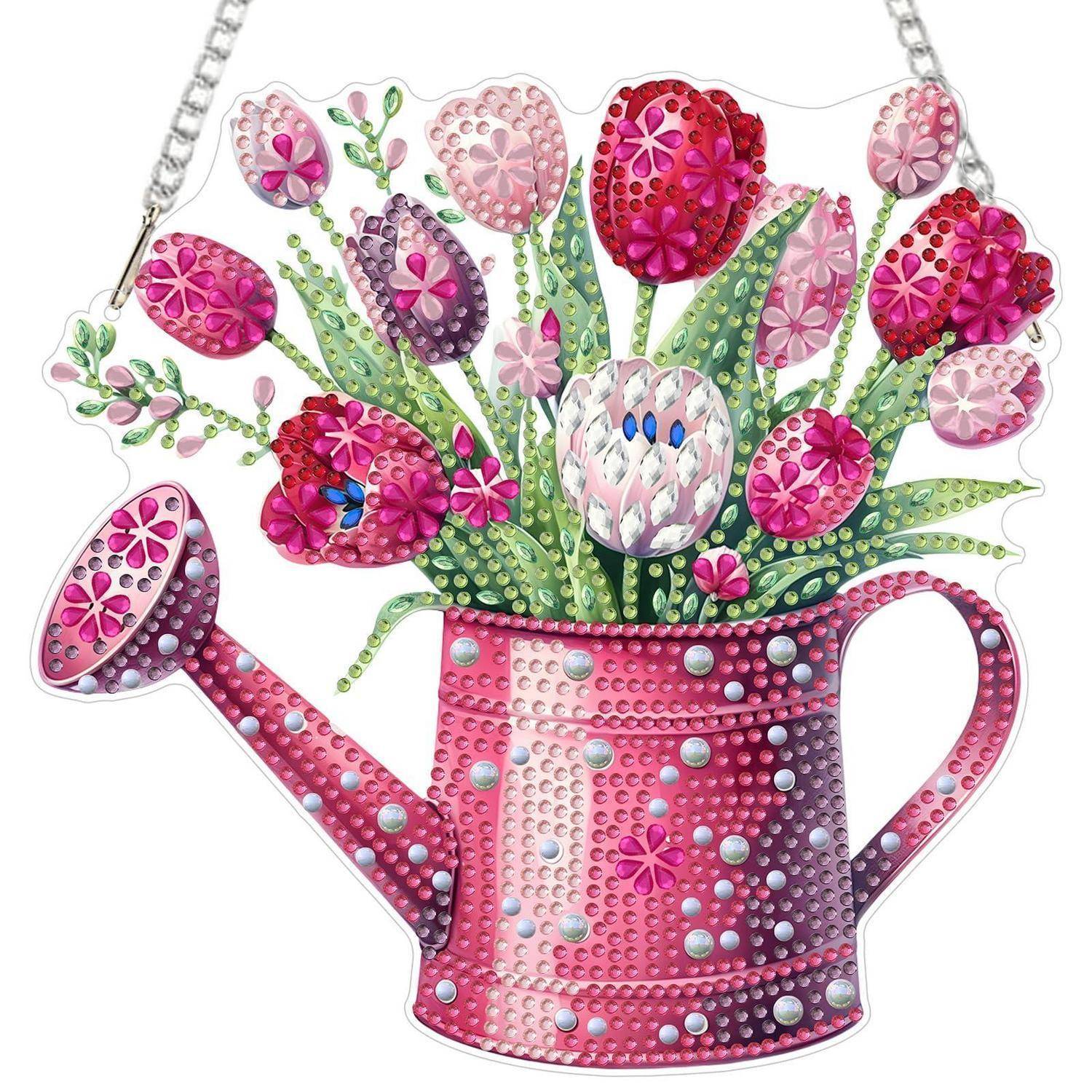 Rosa geschmückte Gießkanne gefüllt mit rosa Blumen, dargestellt als dekoratives Hängeobjekt.