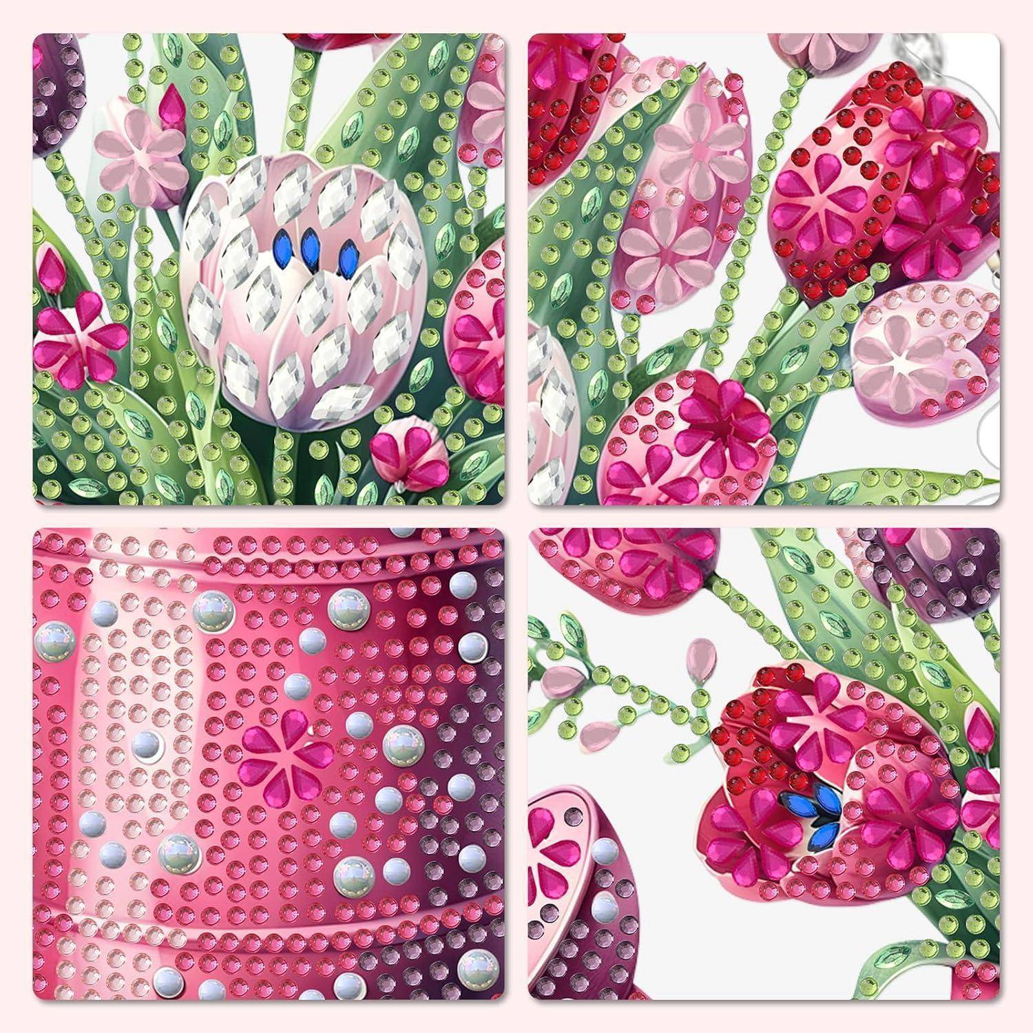 Vier Diamantmalerei-Paneele mit rosa, grünen und violetten Blüten- und Eulendesigns auf weißem Hintergrund.