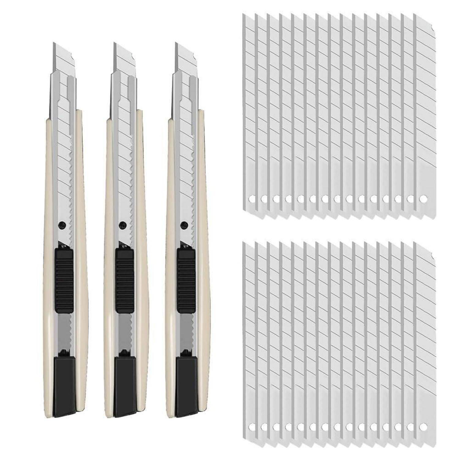 Drei Universalmesser mit schwarzen Griffen und zwei Packungen Ersatzklingen auf weißem Hintergrund.