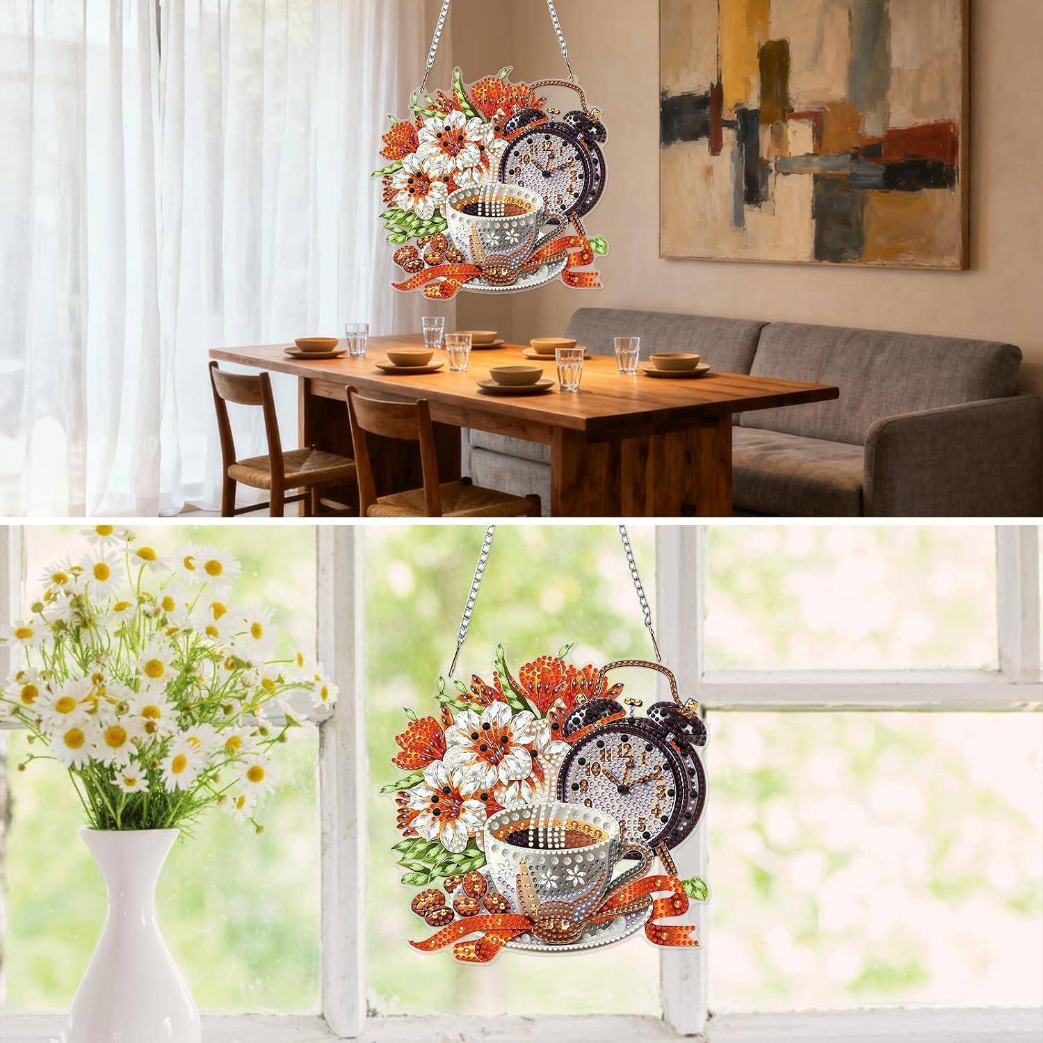 Dekorative Schmuck-Wandkunst in Form einer Teetasse und Uhr, die in einem Esszimmer hängt, erneut in der Nähe eines hellen Fensters mit Blumen gezeigt.