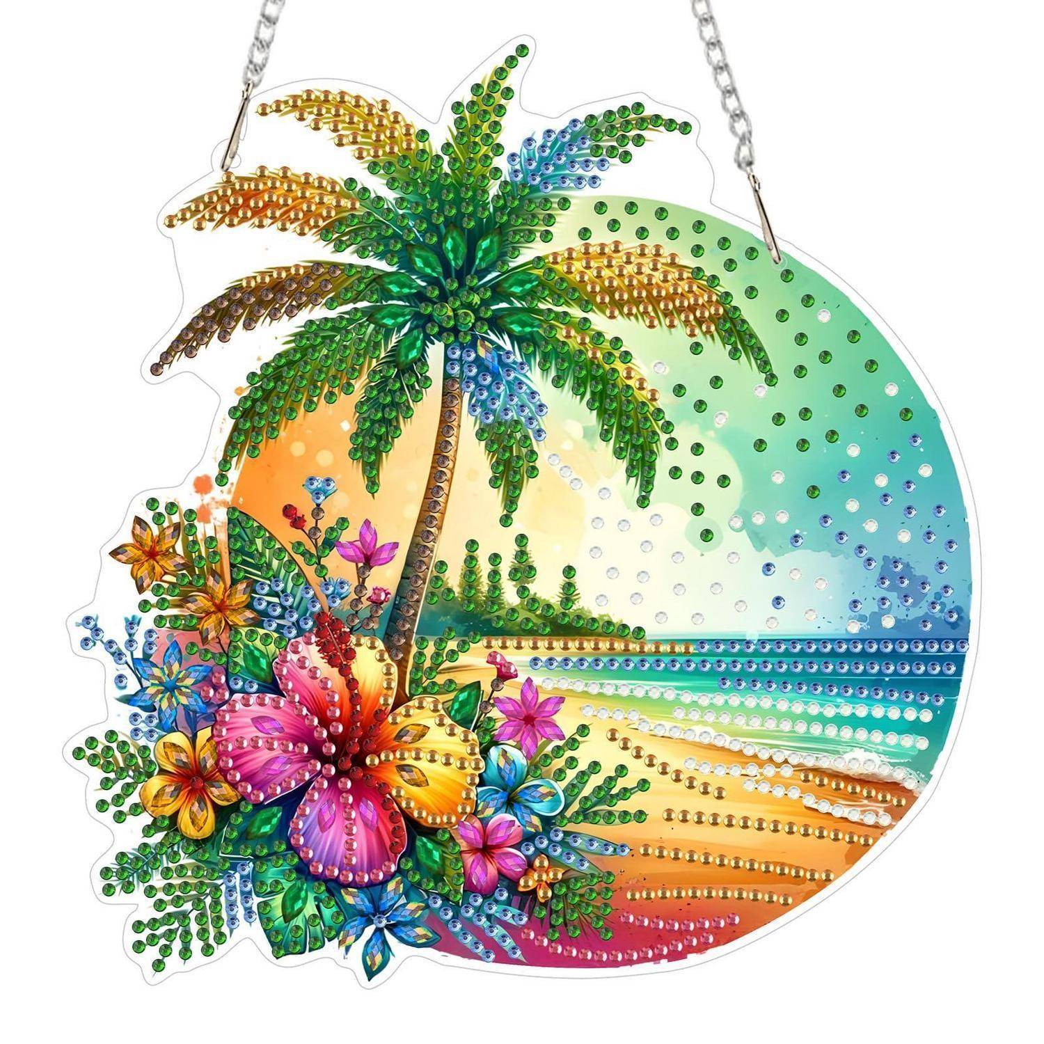 Ein Ornament mit tropischer Strandszene mit einer Palme, farbenfrohen Blumen und einem Regenbogensonnern über dem Meer, hängend an einer Kette.
