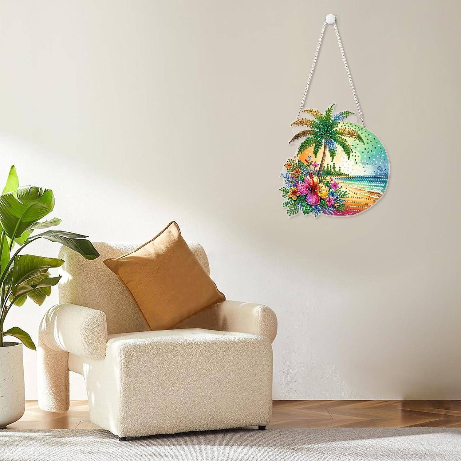 Ein cremefarbener Sessel mit einem beigen Kissen steht neben einer Topfpflanze, mit einem farbenfrohen tropischen Strandwandbehang an einer schlichten Wand.