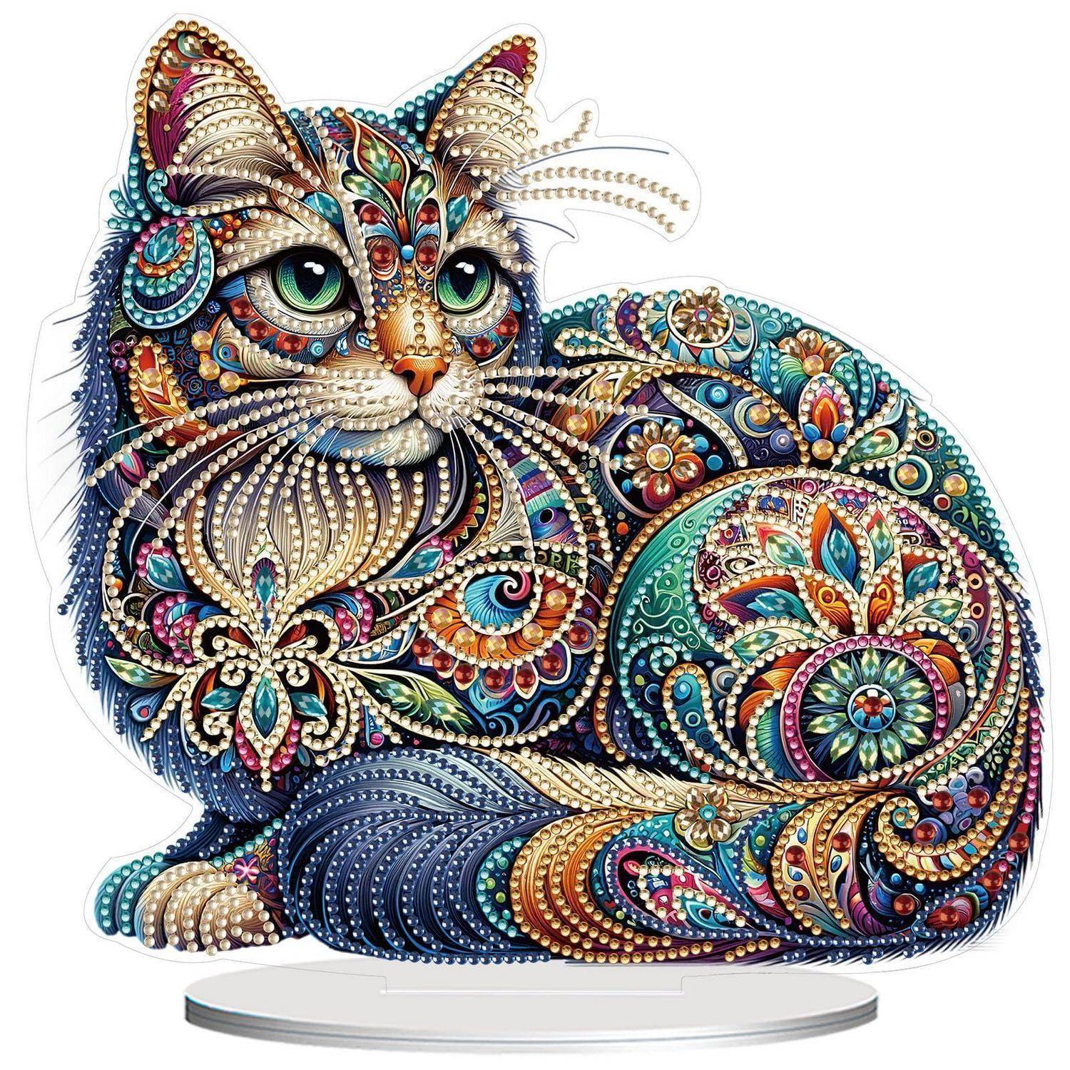 Dekorative, mit Schmucksteinen verzierte Katzenillustration mit aufwendigen mehrfarbigen Paisley- und Blumenmustern, die sich auf einer weißen Basis zusammengerollt hinlegt.