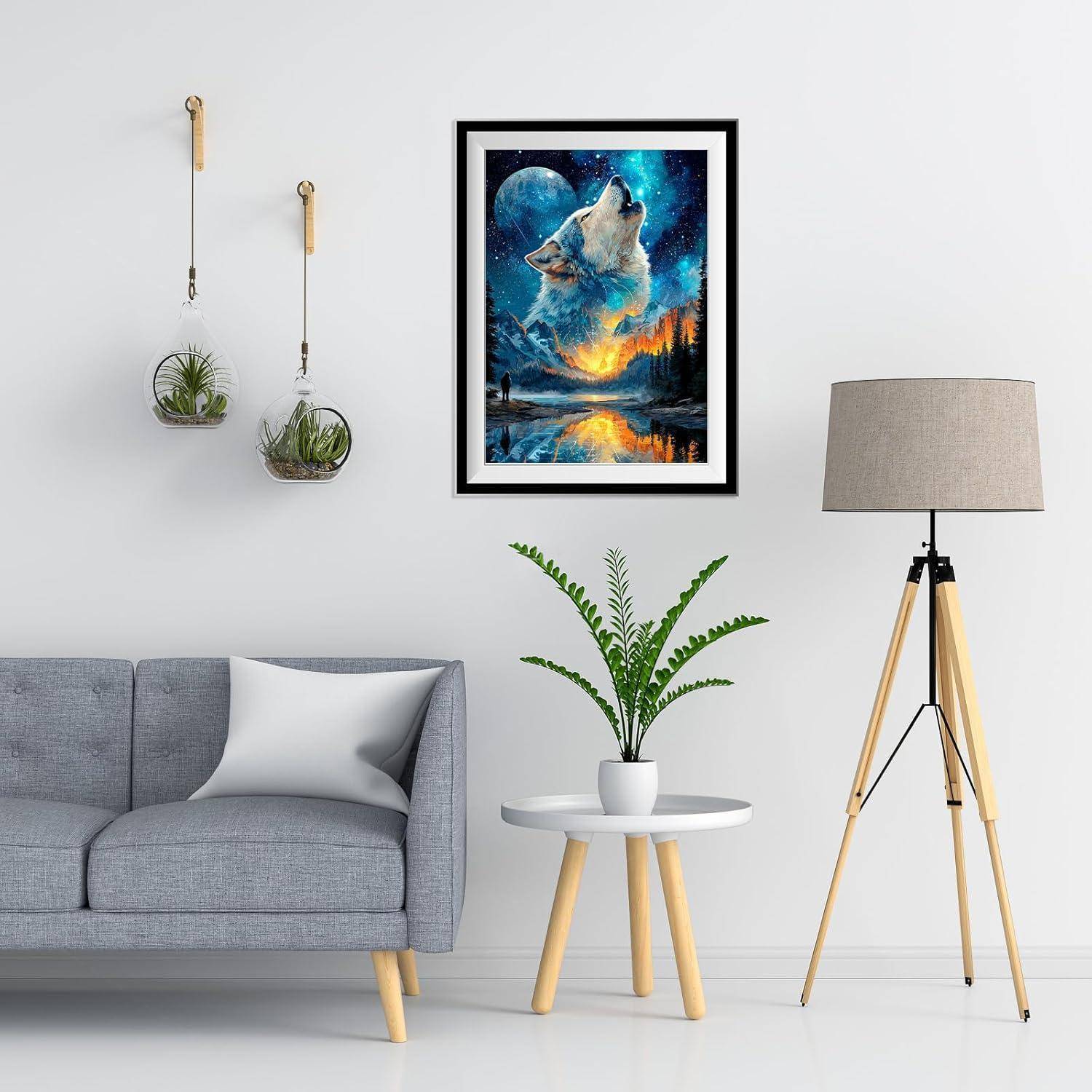 Modernes Wohnzimmer mit grauem Sofa, kleinem rundem Tisch mit Topfpflanze, Stehleuchte auf Dreibein und zentriert an der Wand hängendem Wolfskunstwerk in Rahmen.