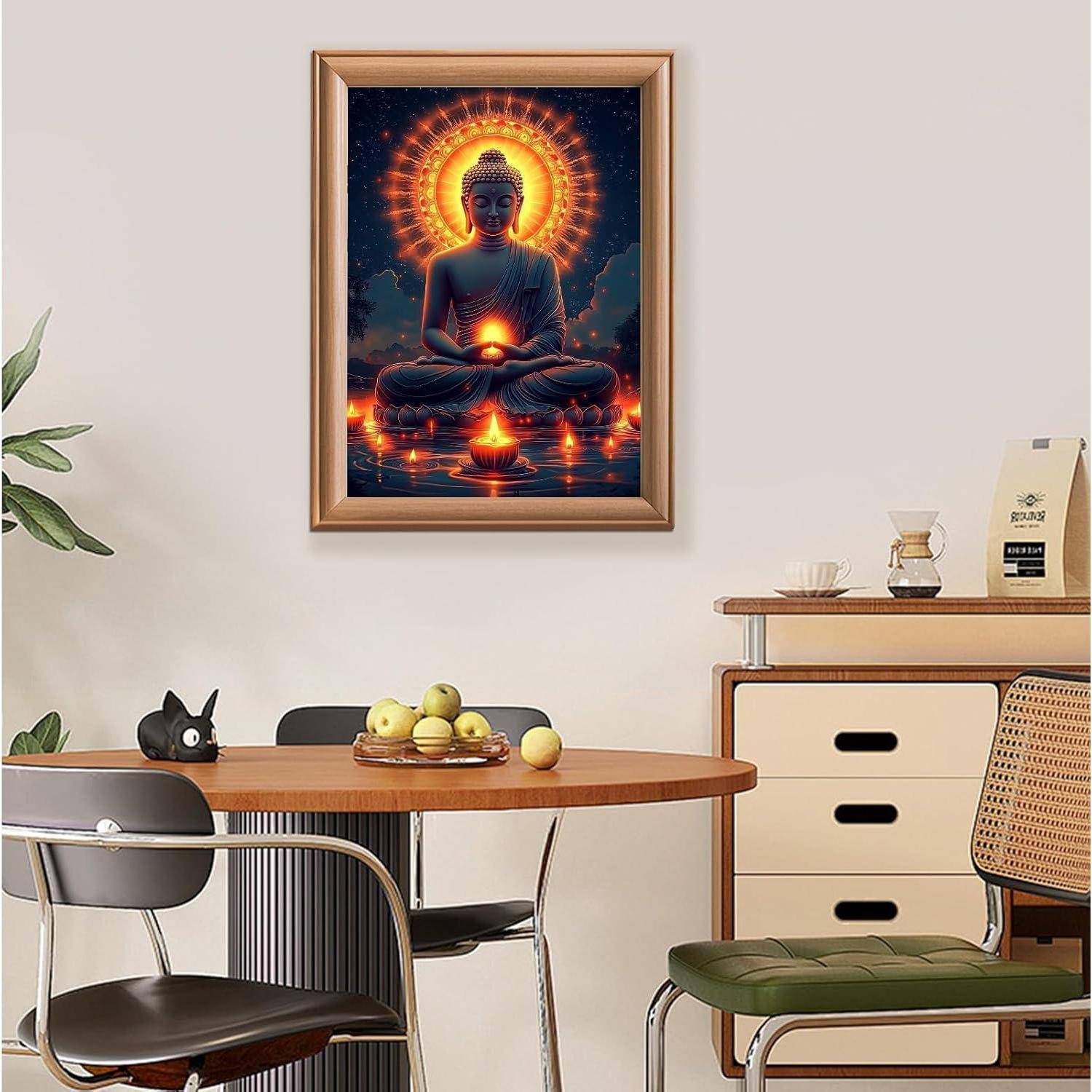 Esszimmer mit einem gerahmten Buddha-Meditationskunstwerk, das über einem Tisch mit Obst, Stühlen und einem Sideboard leuchtet.