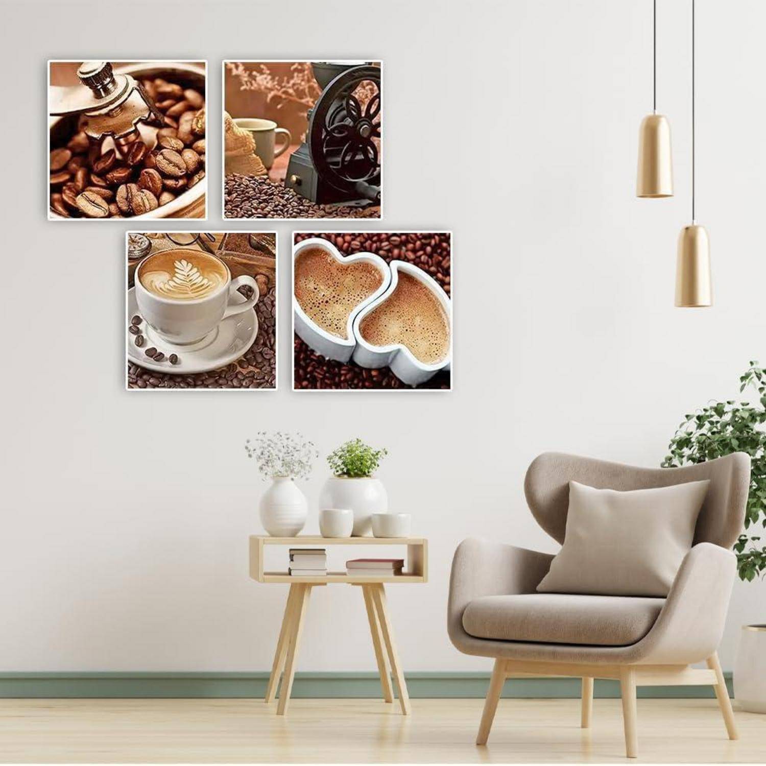 Modernes Wohnzimmer mit beigem Sessel, Beistelltisch und vier kaffee-themed Wanddrucken, die Bohnen, Mühle, Latte und tassenförmige Becher zeigen.