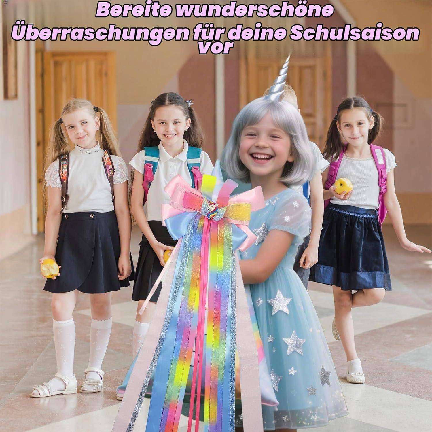 # Vier Mädchen in Schuluniformen, eines als lächelndes Einhorn mit einem Regenbogenstab verkleidet, unter deutschem Text über die Vorbereitung von schönen Überraschungen für die Schulzeit.