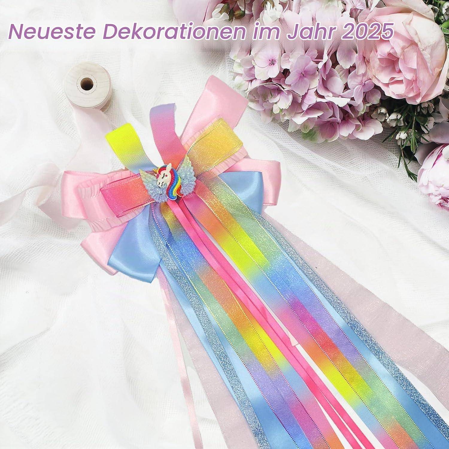 Bunte Schleifenschleife mit langen Regenbogen-Bändern auf einer weißen Oberfläche, mit der Bezeichnung 