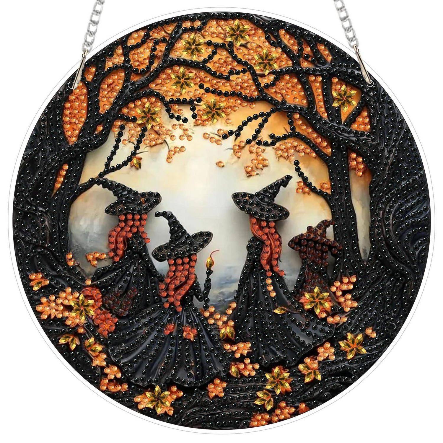 Dekoratives kreisförmiges Perlenstickerei-Kunstwerk mit drei Frauen in schwarzen Kleidern und Hüten, die in einem stilisierten Herbstwald mit orangefarbenen Blumen und dunklen Bäumen stehen.