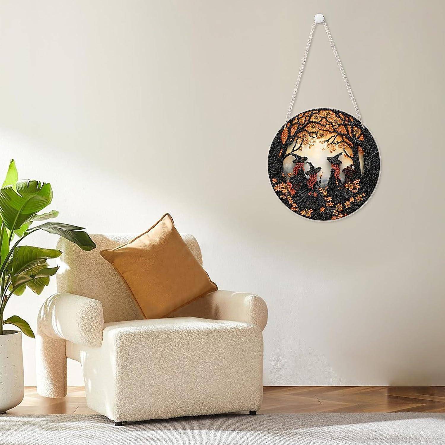 Cremefarbener Sessel mit beigem Kissen neben einer Topfpflanze, unter einer runden hängenden Wandkunst-Szene an einer schlichten Wand in einem hellen Raum.