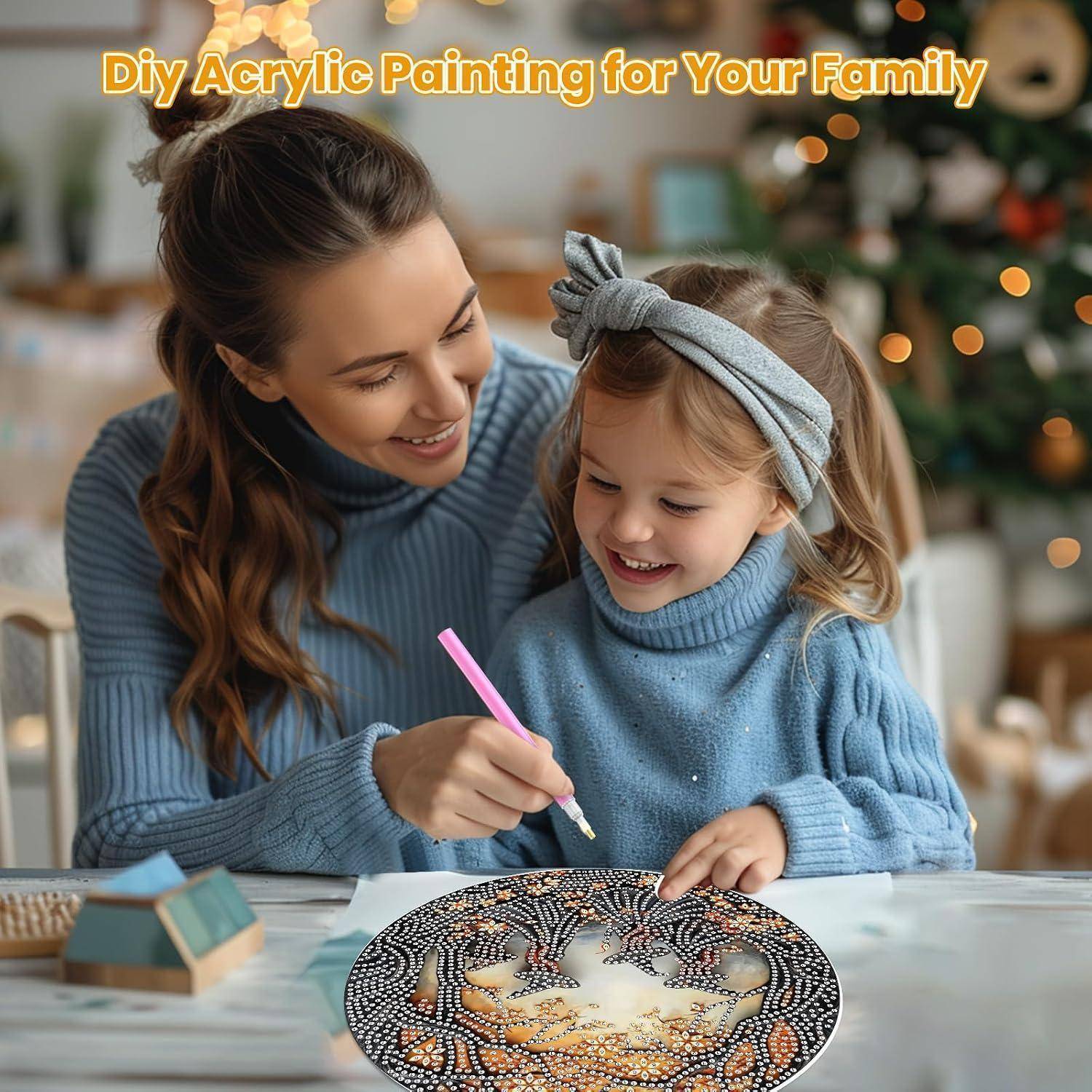 Mutter und kleine Tochter malen zusammen ein DIY-Acrylhandwerk an einem Tisch, mit dem Text „DIY-Acrylmalerei für Ihre Familie" oben.