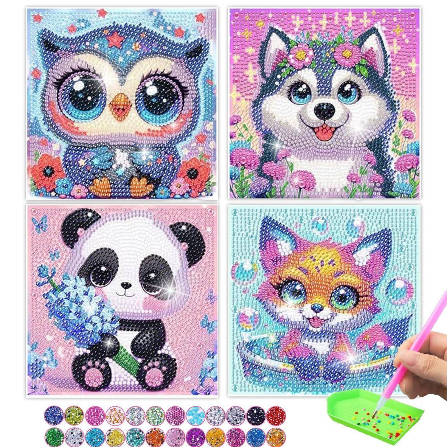 Vier Diamond-Painting-Tierleinwände: Eule, Husky, Panda und Fuchs, mit einer Hand, die einen Stift und ein Tablett verwendet, um Edelsteine zu platzieren.